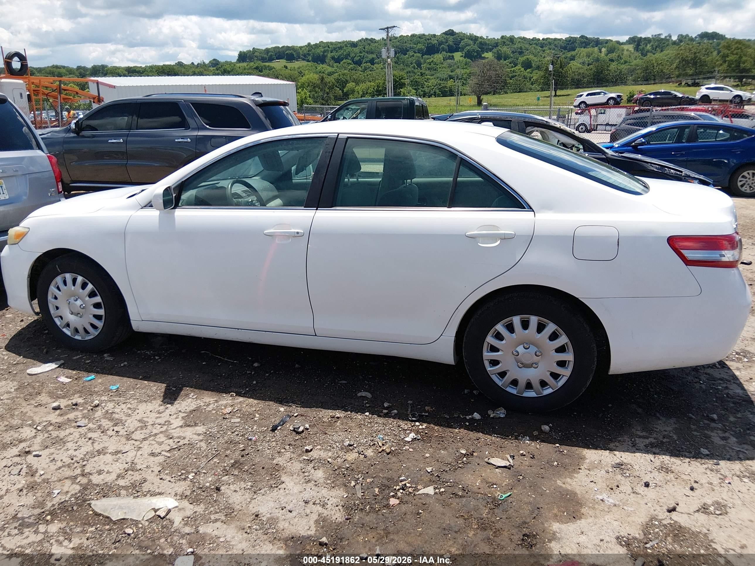 2011 Toyota Camry Le White vin: 4T1BF3EK2BU645730