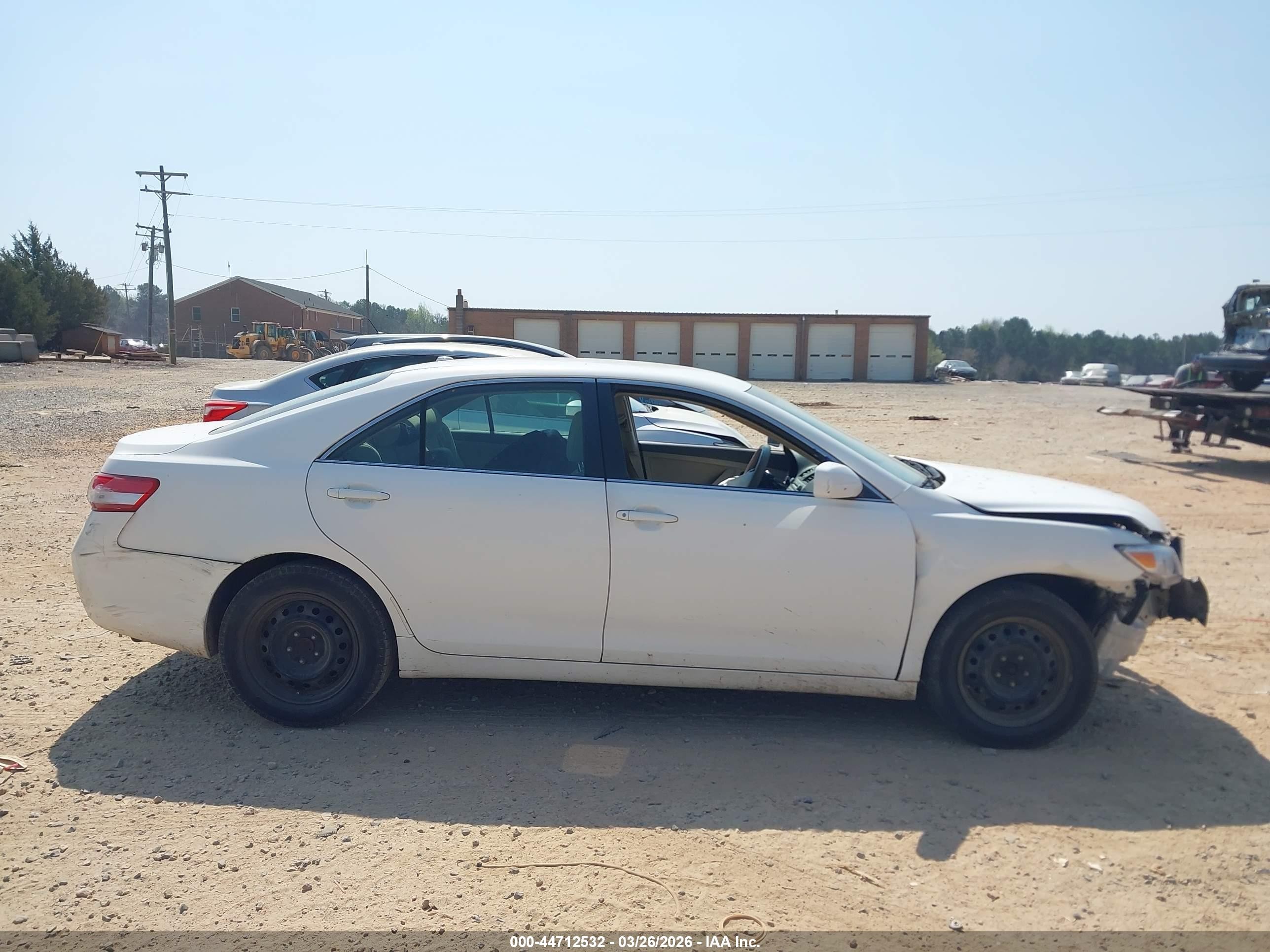 2011 Toyota Camry   White vin: 4T1BF3EK2BU646294