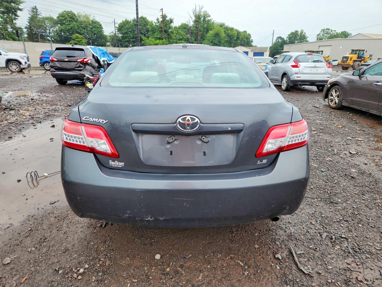 2011 Toyota Camry Le Gray vin: 4T1BF3EK2BU670417