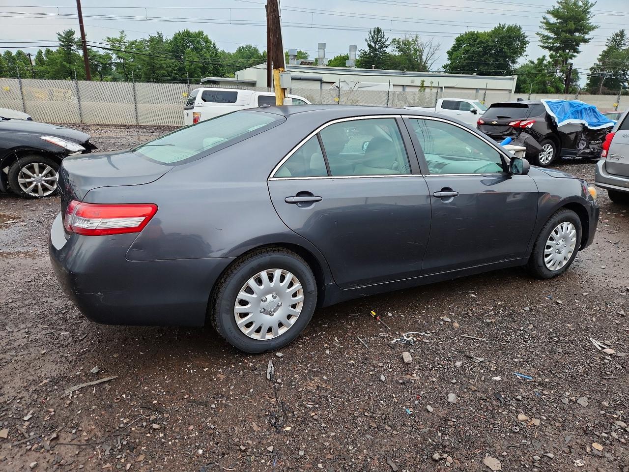 2011 Toyota Camry Le Gray vin: 4T1BF3EK2BU670417