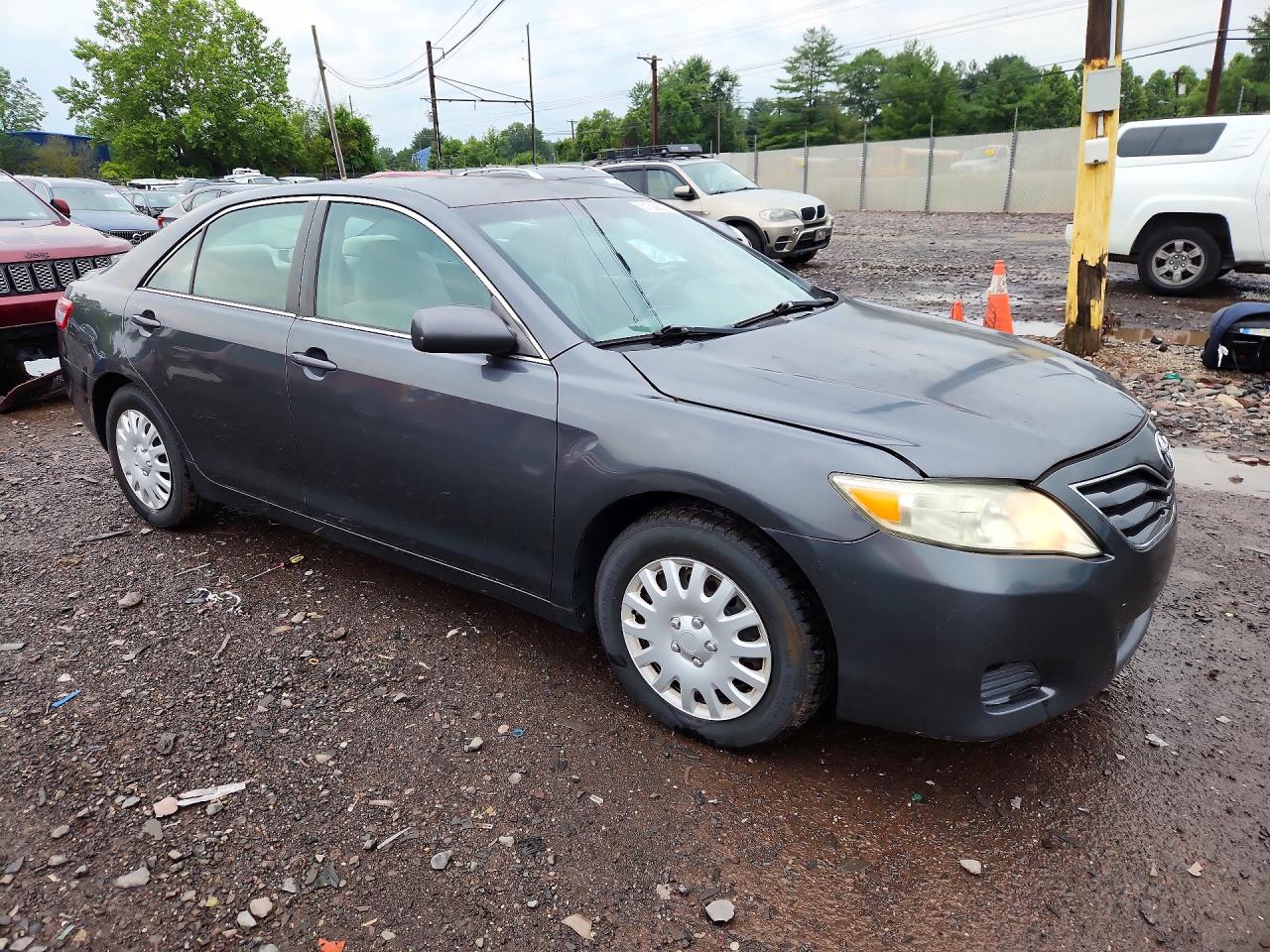 2011 Toyota Camry Le Gray vin: 4T1BF3EK2BU670417