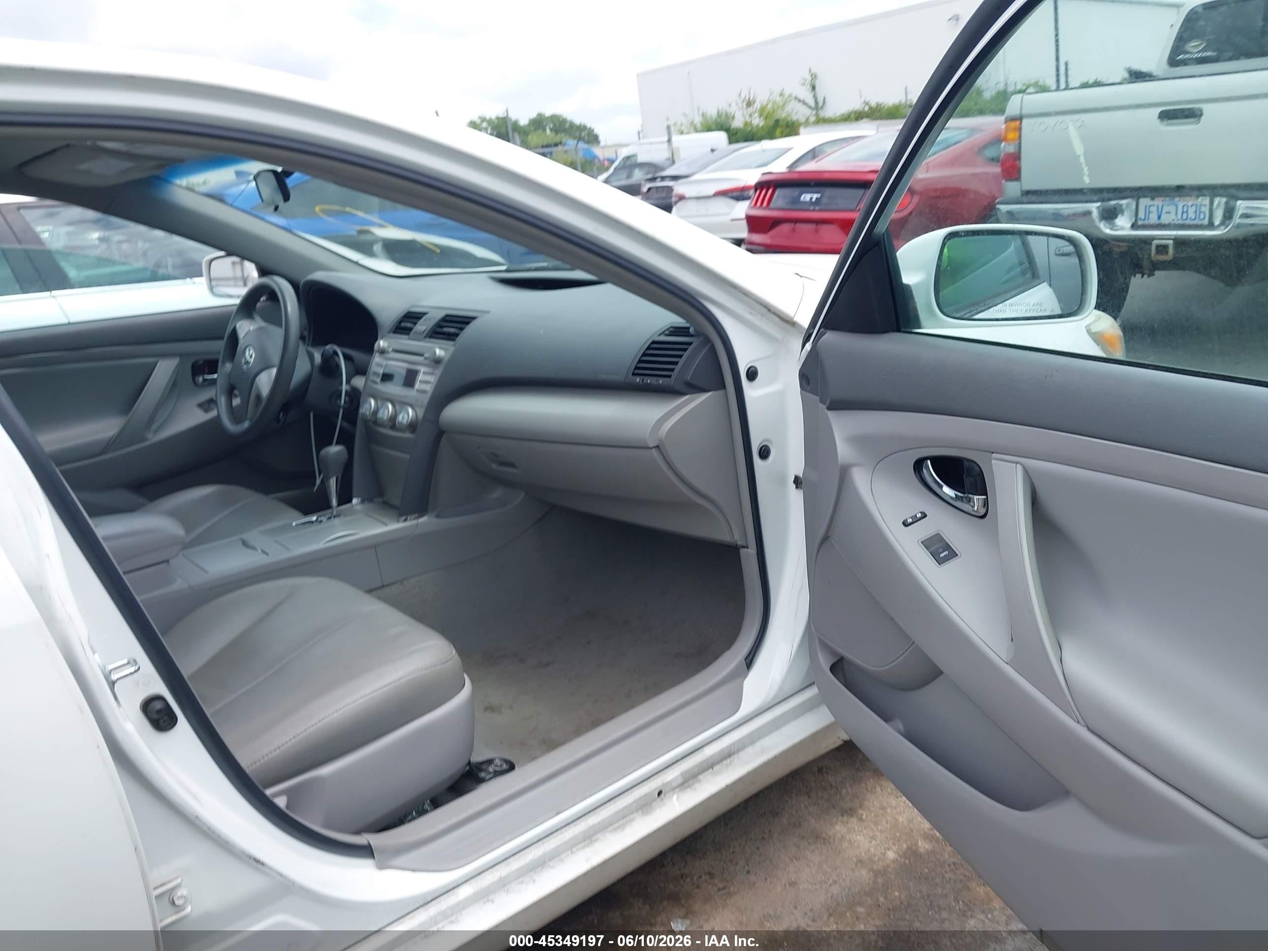 2011 Toyota Camry Le White vin: 4T1BF3EK2BU678016