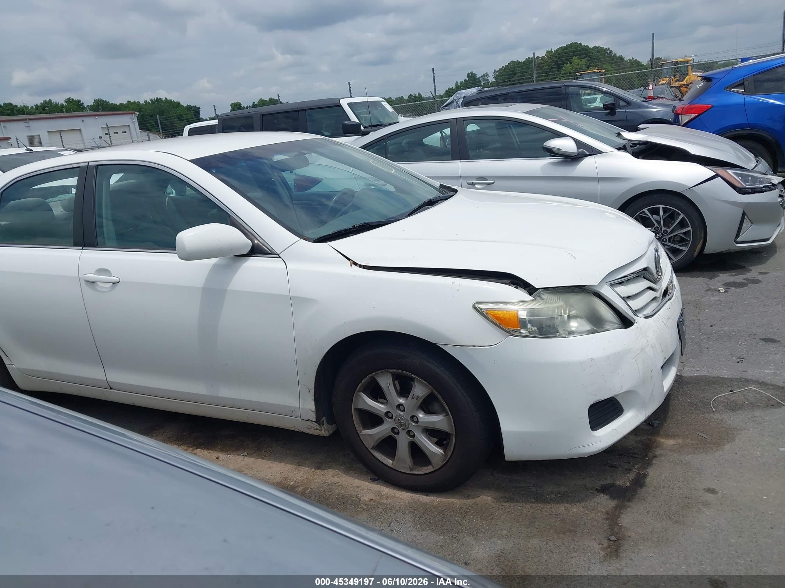 2011 Toyota Camry Le White vin: 4T1BF3EK2BU678016