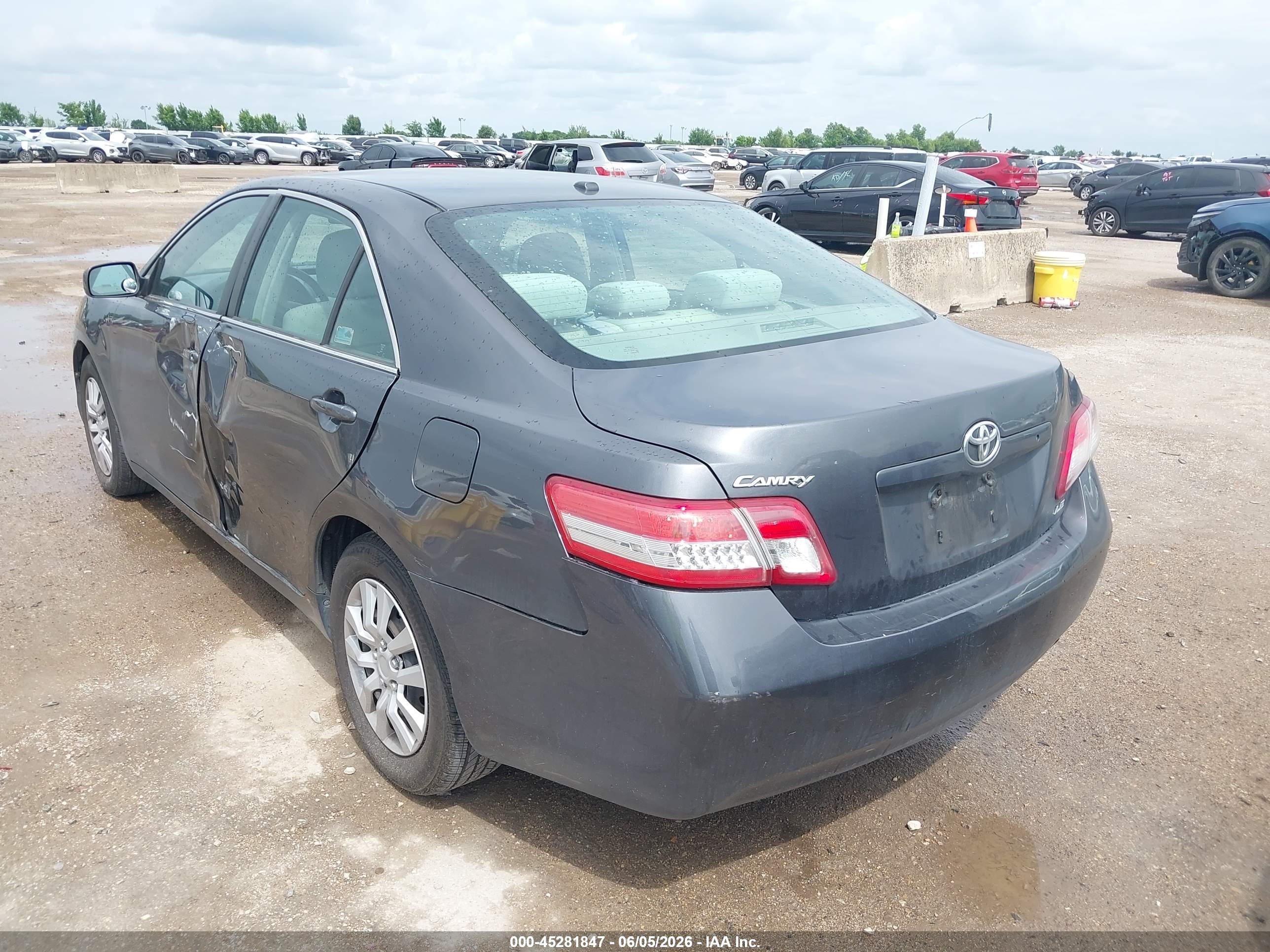 2011 Toyota Camry Le Серый vin: 4T1BF3EK2BU688108