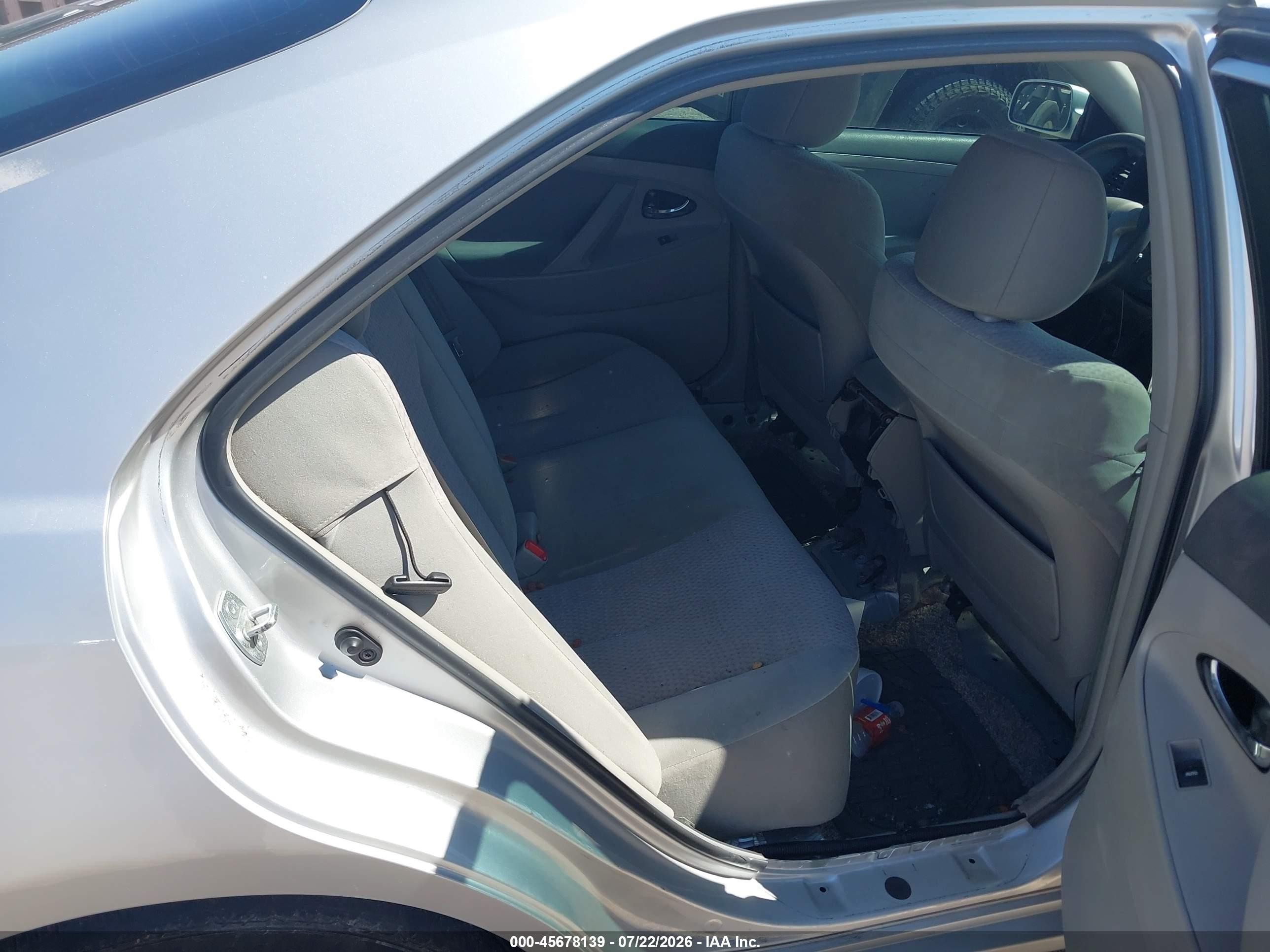 2011 Toyota Camry Le Silver vin: 4T1BF3EK2BU698041