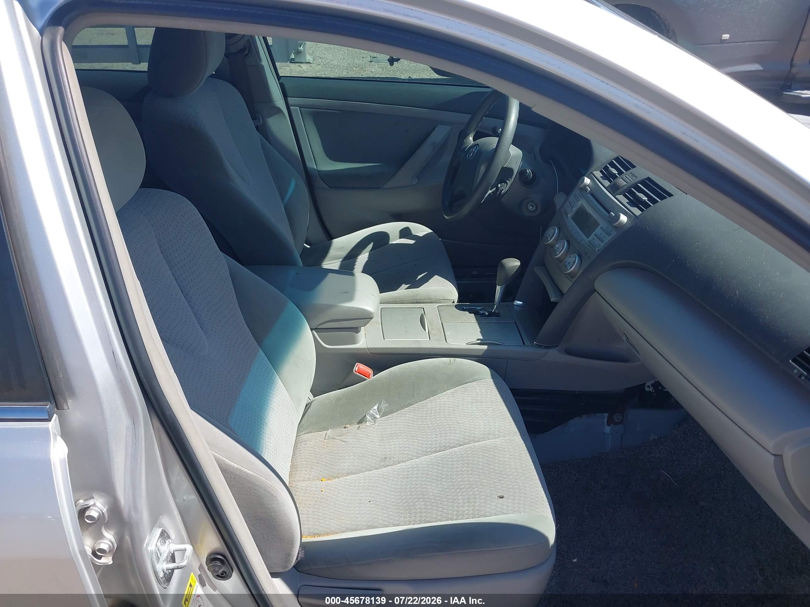2011 Toyota Camry Le Silver vin: 4T1BF3EK2BU698041