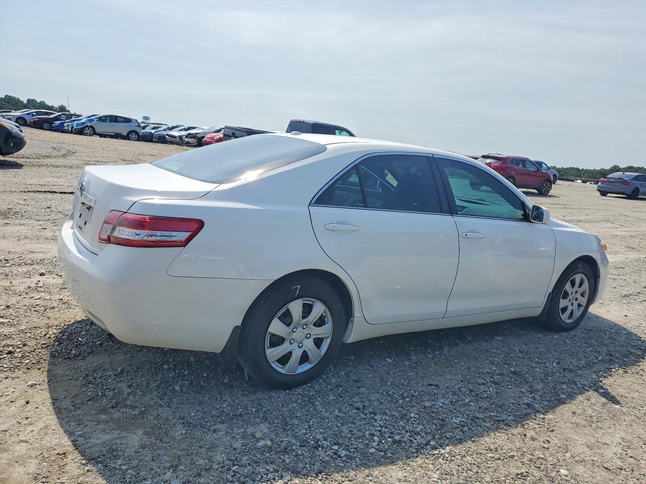 2011 Toyota Camry Base White vin: 4T1BF3EK2BU749568