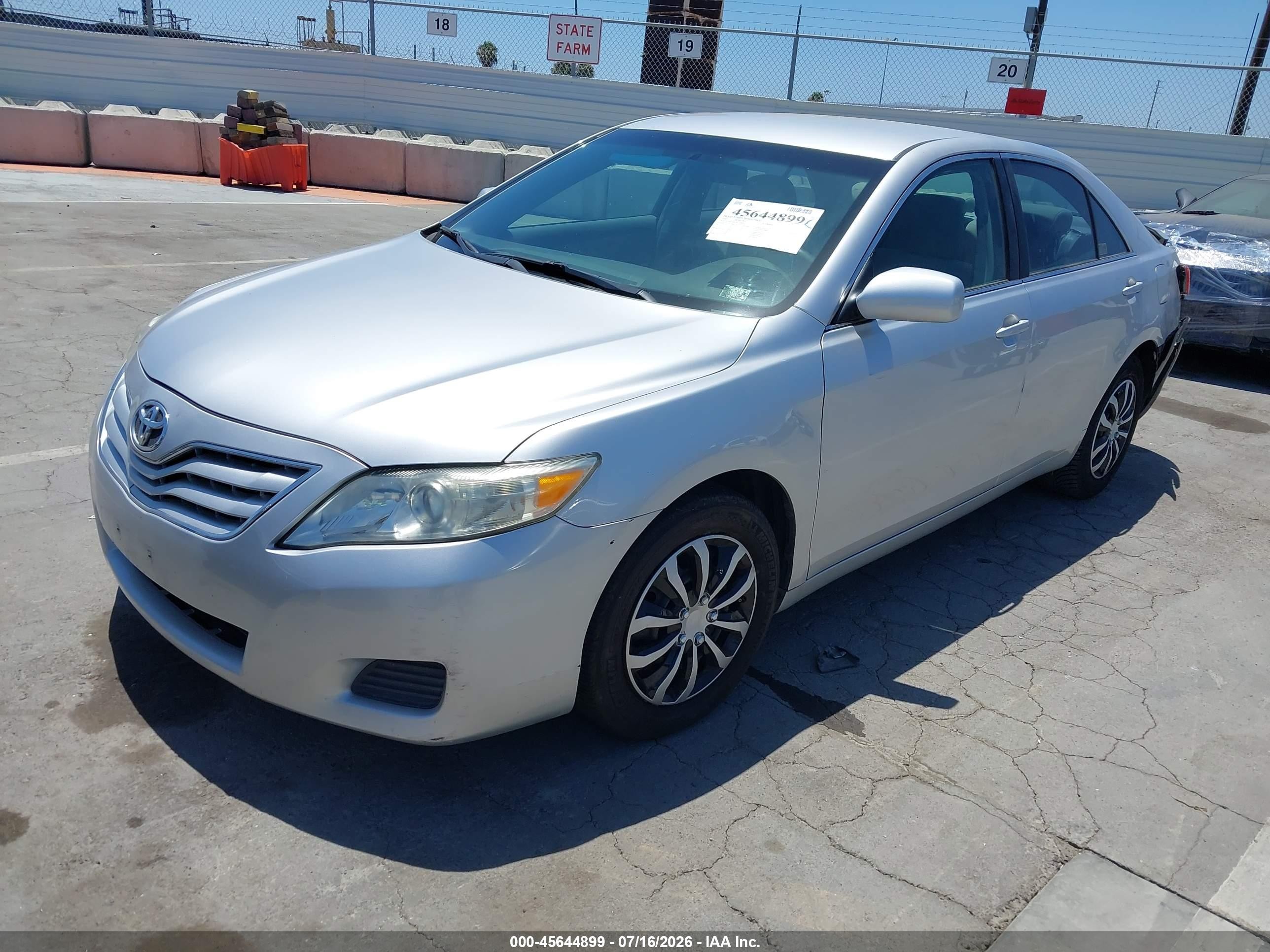 2011 Toyota Camry Le Серебряный vin: 4T1BF3EK2BU769836