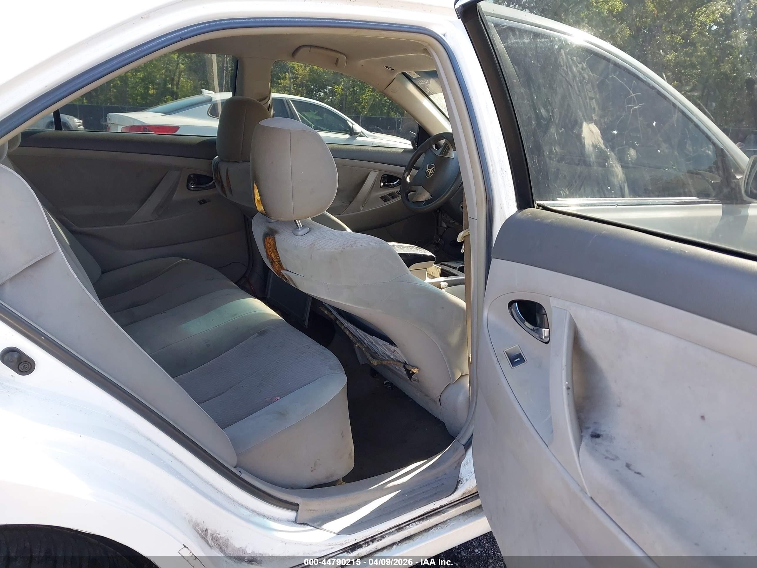 2011 Toyota Camry Le White vin: 4T1BF3EK2BU772767