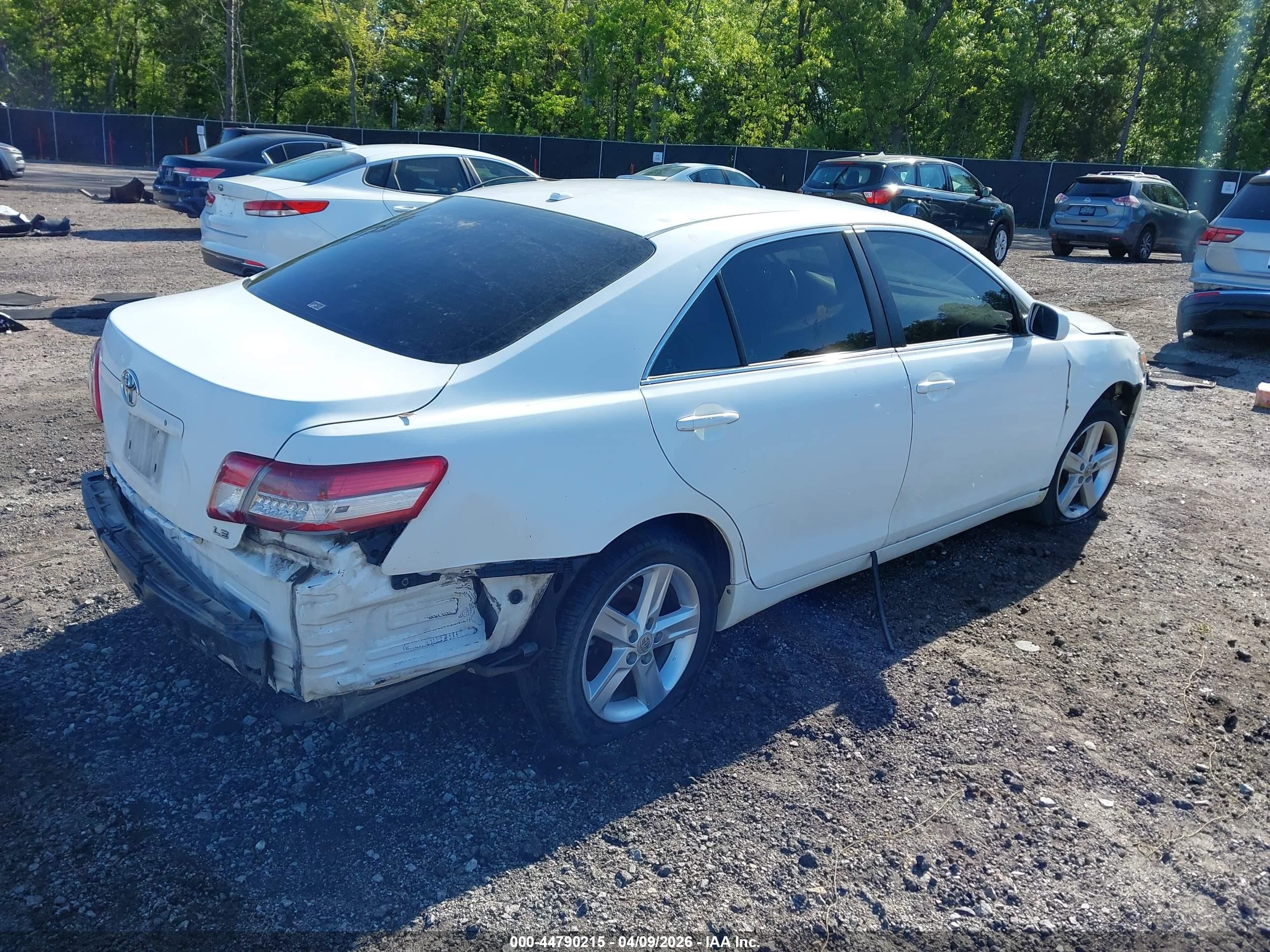 2011 Toyota Camry Le White vin: 4T1BF3EK2BU772767