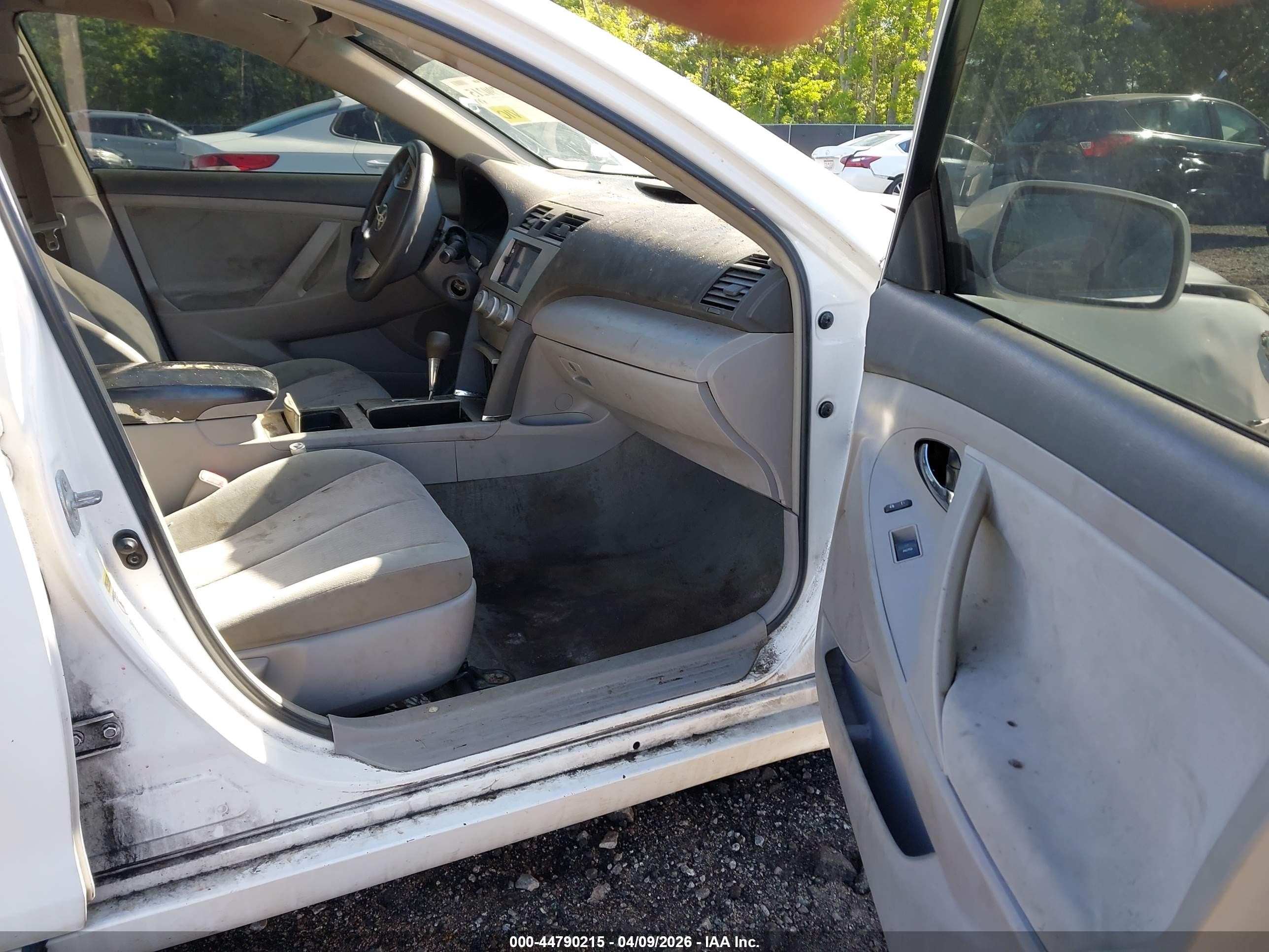 2011 Toyota Camry Le White vin: 4T1BF3EK2BU772767