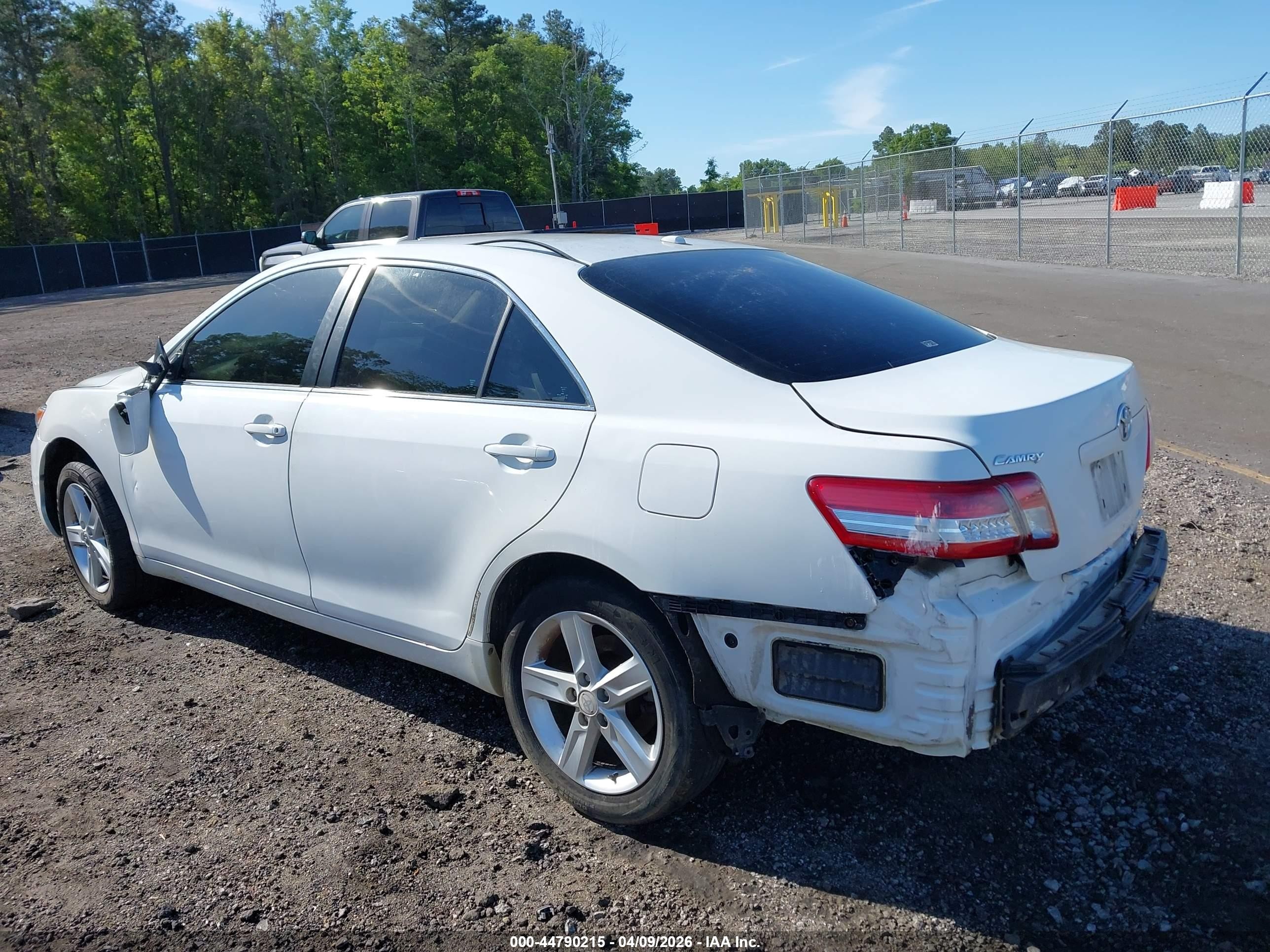 2011 Toyota Camry Le White vin: 4T1BF3EK2BU772767