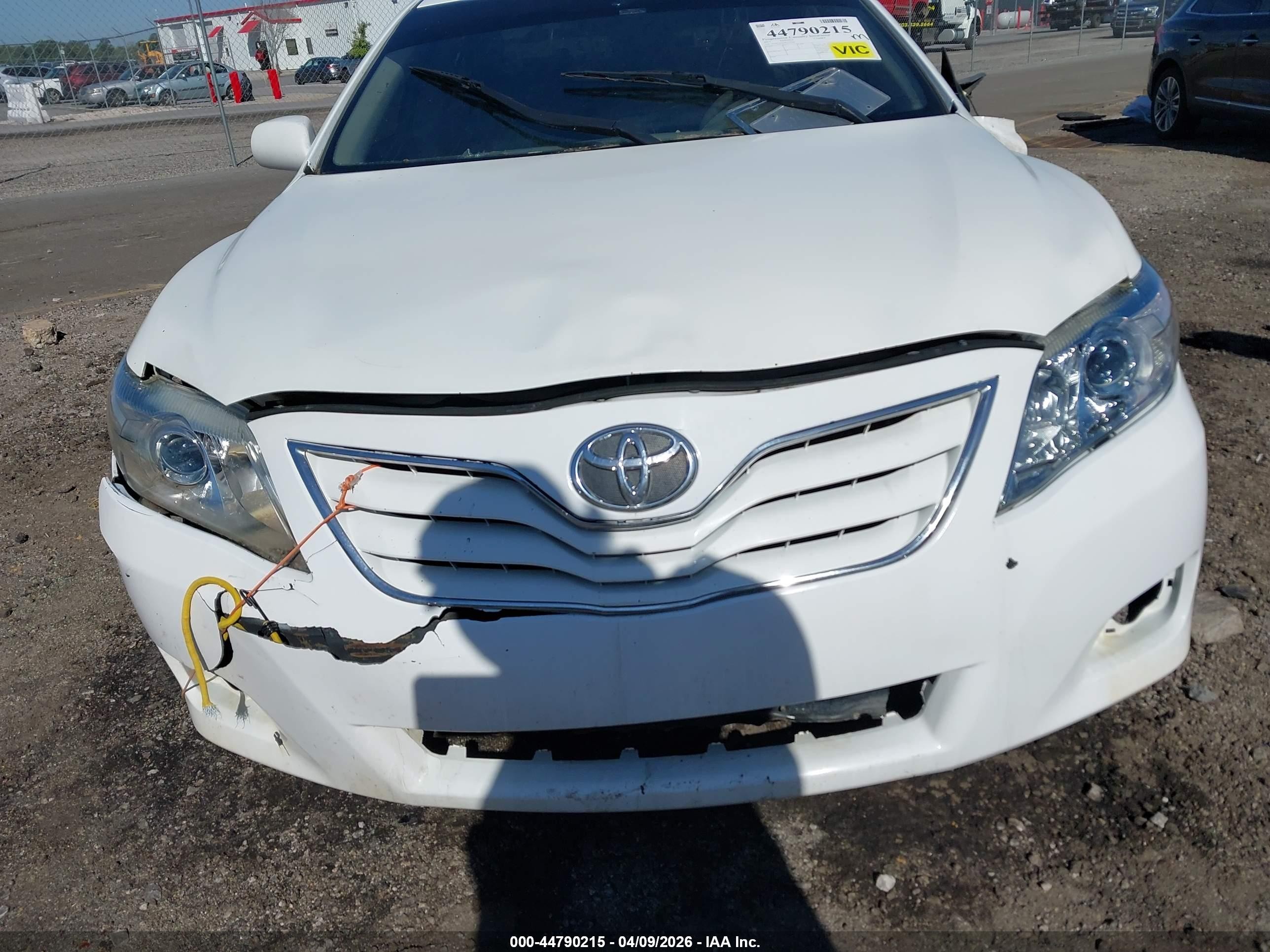 2011 Toyota Camry Le White vin: 4T1BF3EK2BU772767