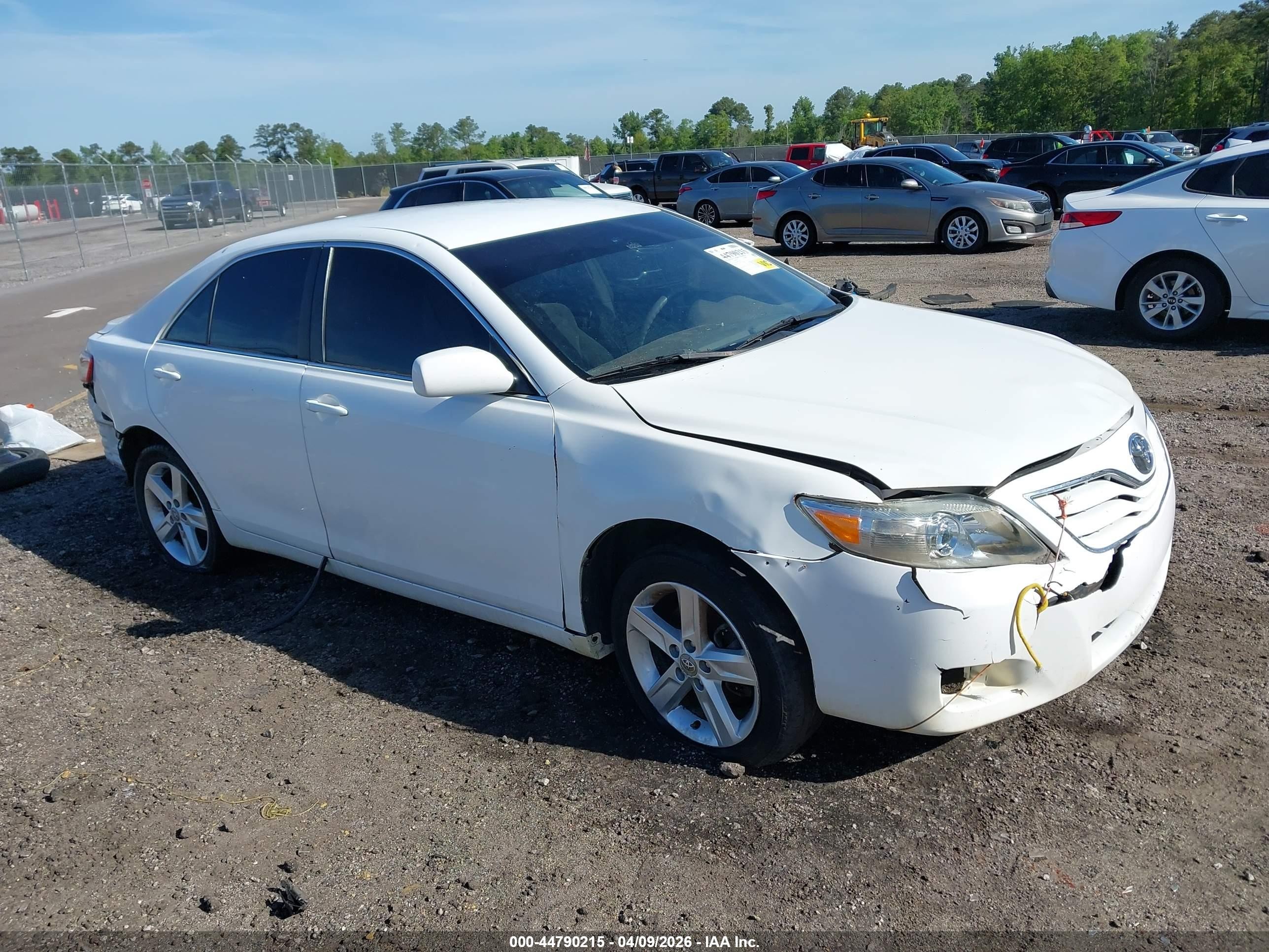 2011 Toyota Camry Le White vin: 4T1BF3EK2BU772767