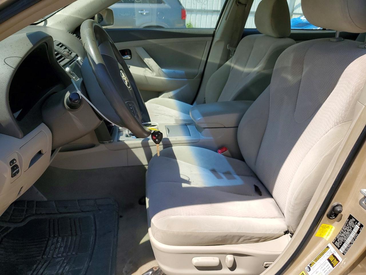 2011 Toyota Camry Le Gold vin: 4T1BF3EK2BU777144