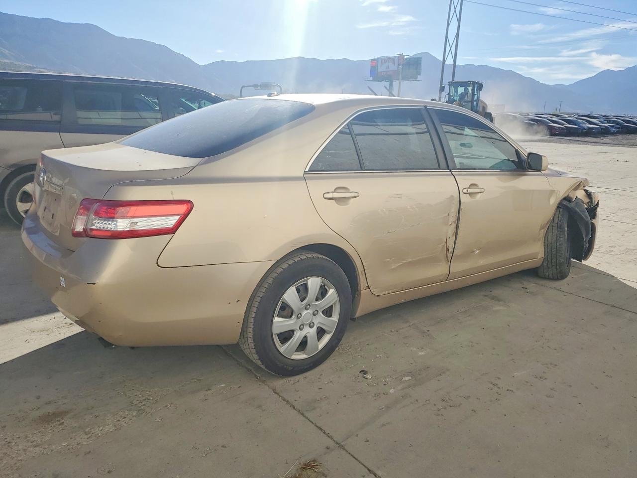 2010 Toyota Camry Base Золотой vin: 4T1BF3EK3AU509282