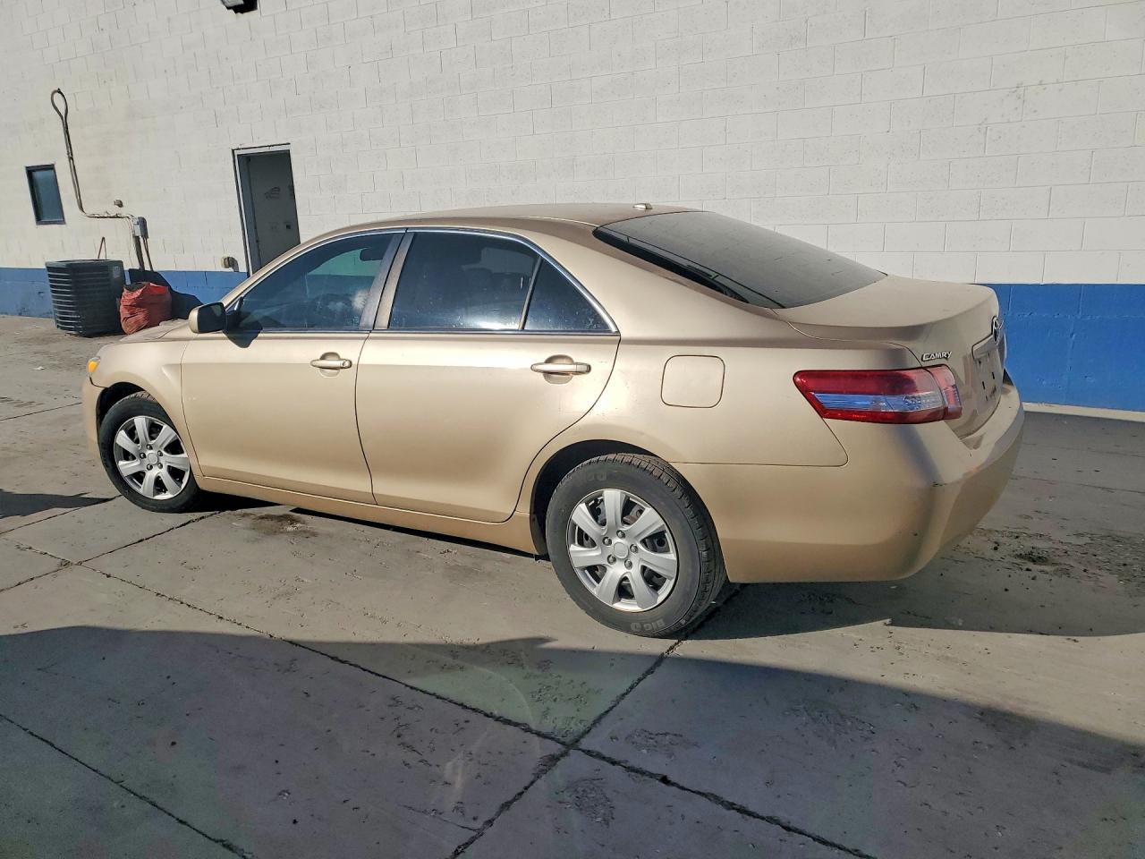 2010 Toyota Camry Base Золотой vin: 4T1BF3EK3AU509282