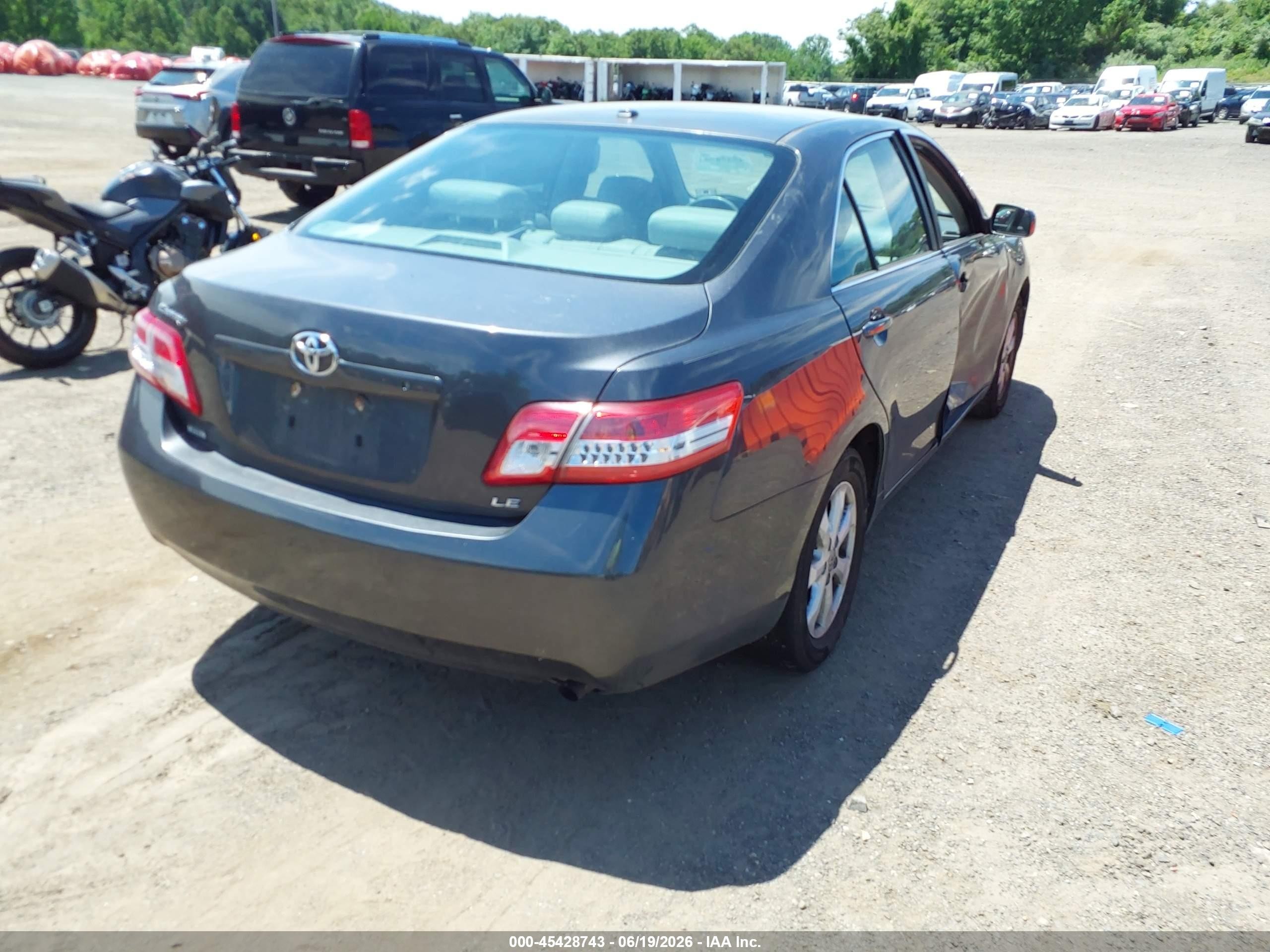 2011 Toyota Camry Le Gray vin: 4T1BF3EK3BU614261
