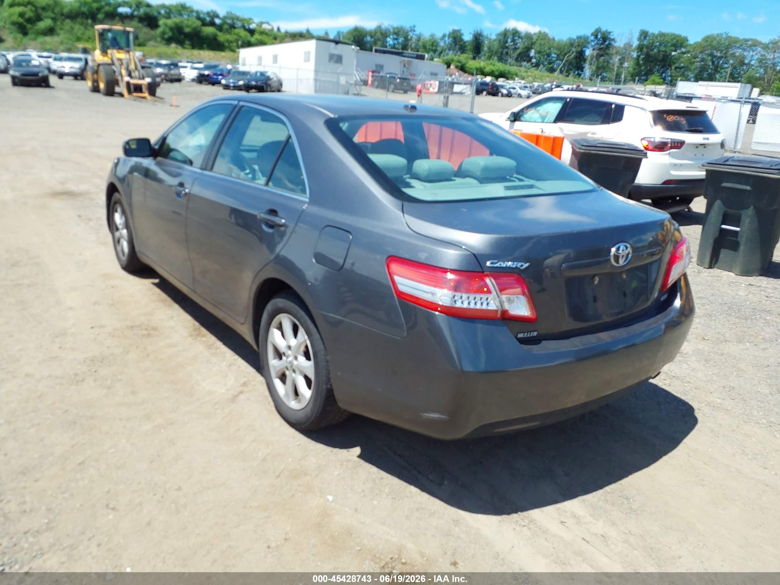 2011 Toyota Camry Le Gray vin: 4T1BF3EK3BU614261