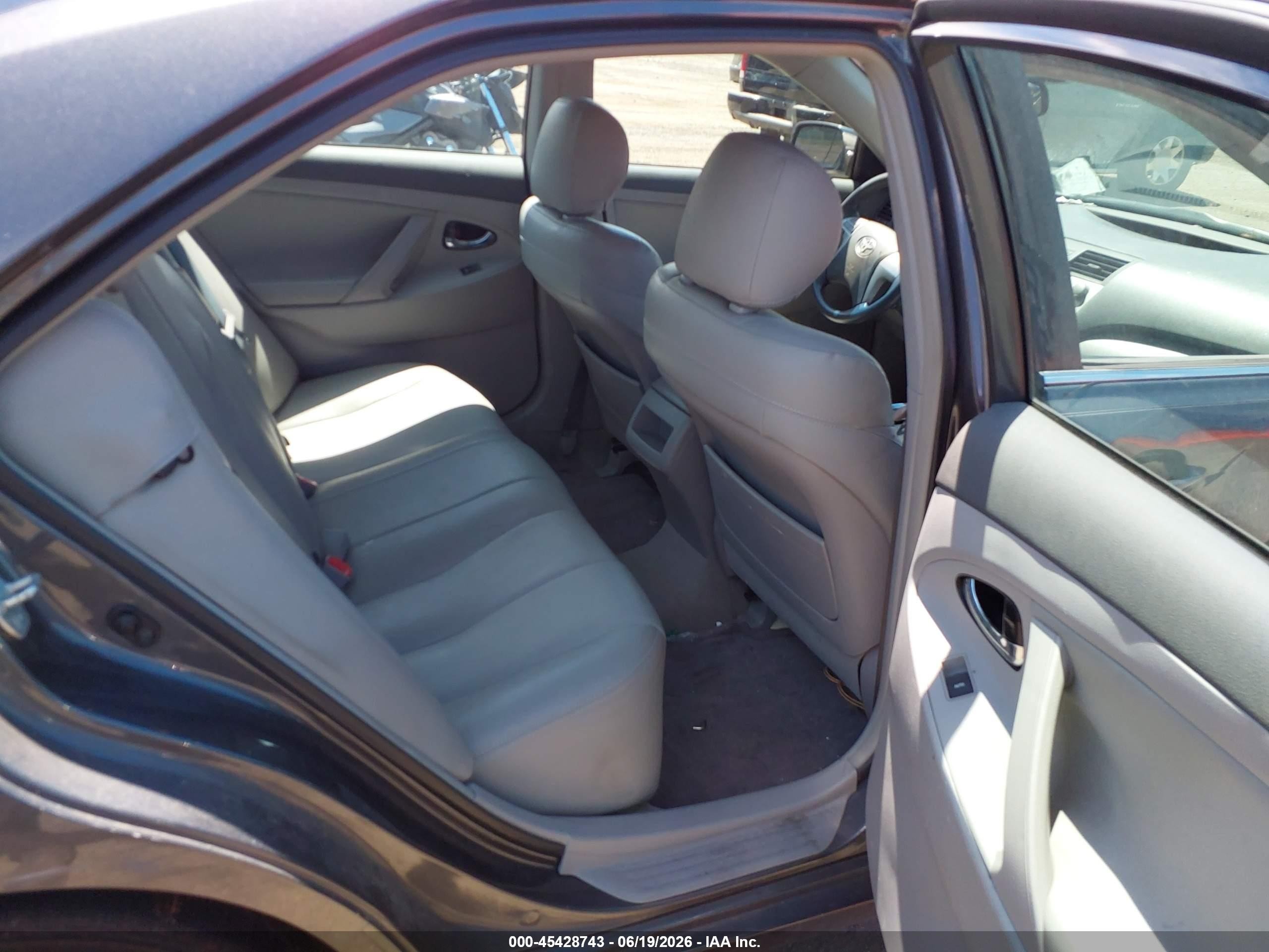 2011 Toyota Camry Le Gray vin: 4T1BF3EK3BU614261