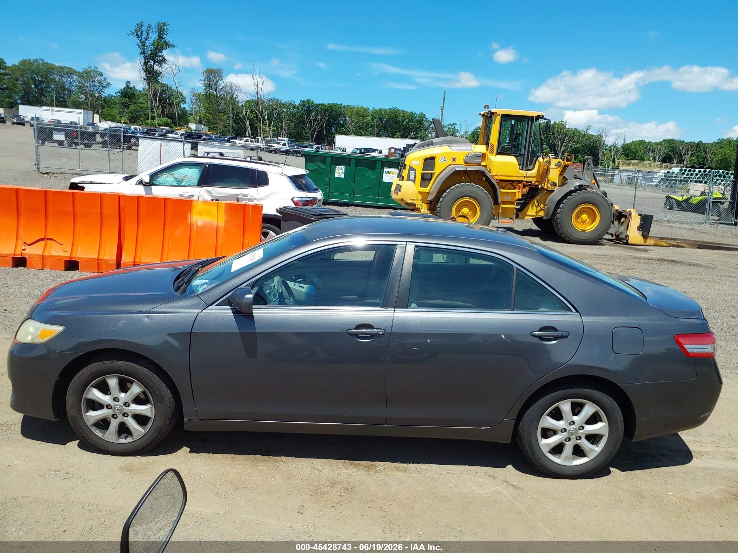 2011 Toyota Camry Le Gray vin: 4T1BF3EK3BU614261