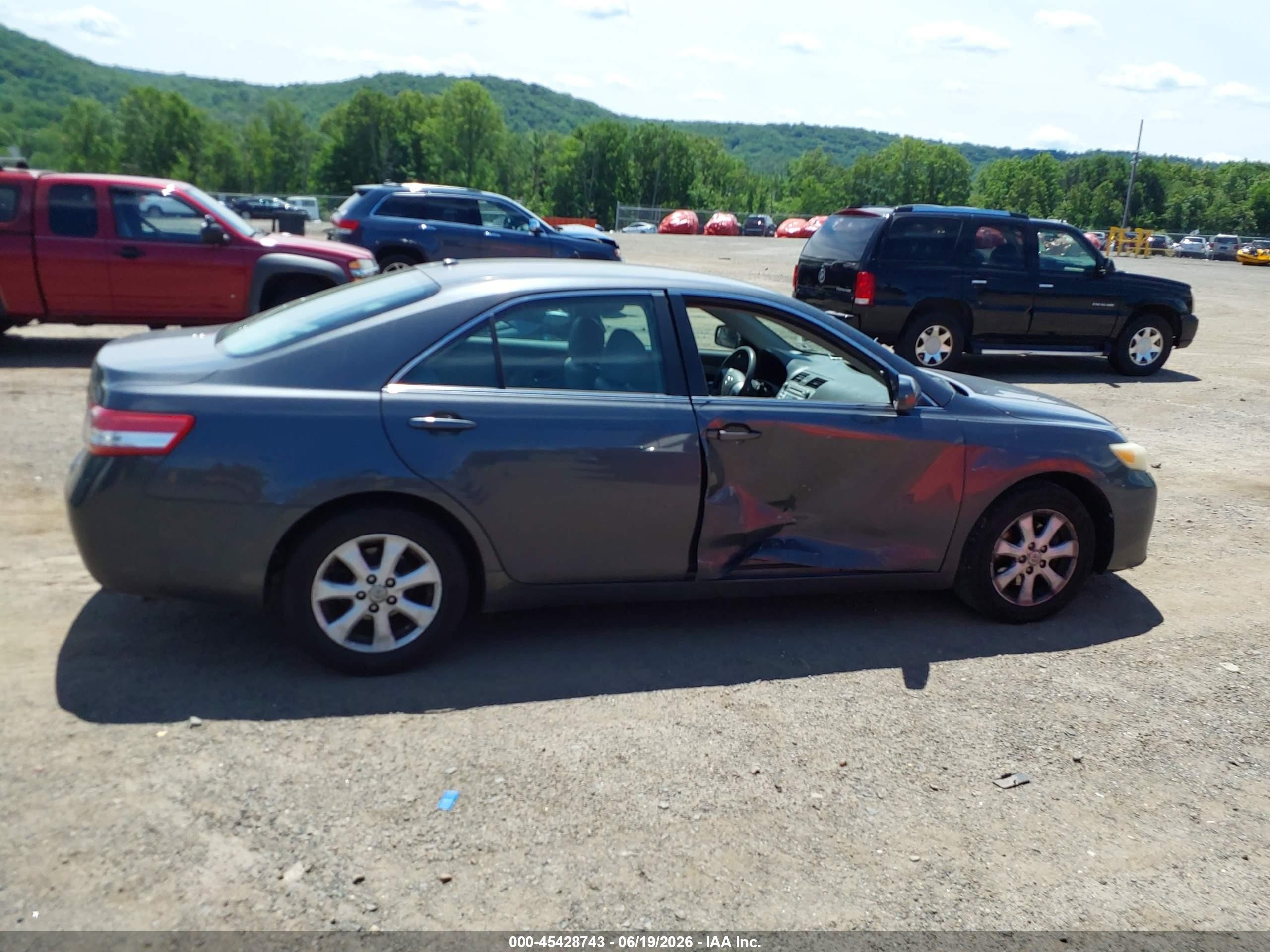 2011 Toyota Camry Le Gray vin: 4T1BF3EK3BU614261