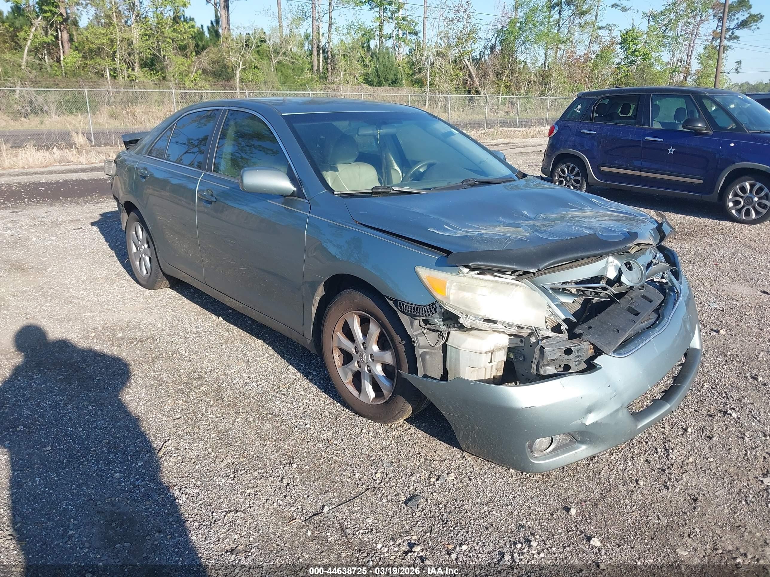 2011 Toyota Camry Le Green vin: 4T1BF3EK3BU638690