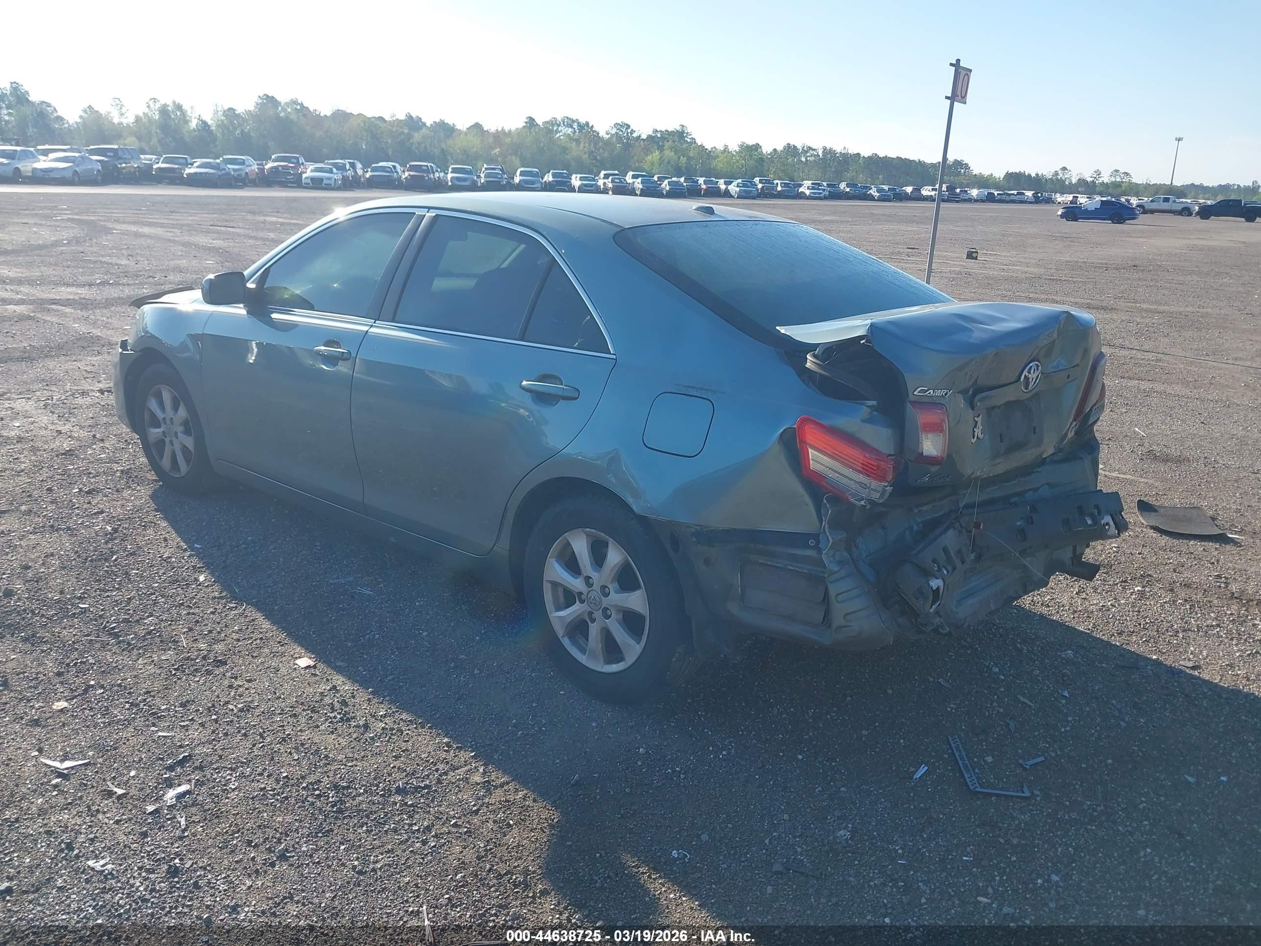 2011 Toyota Camry Le Green vin: 4T1BF3EK3BU638690