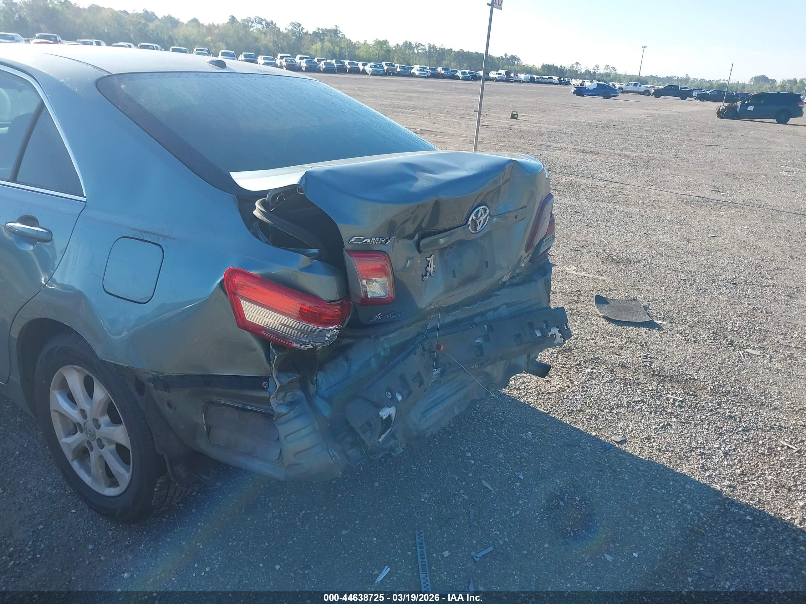 2011 Toyota Camry Le Green vin: 4T1BF3EK3BU638690
