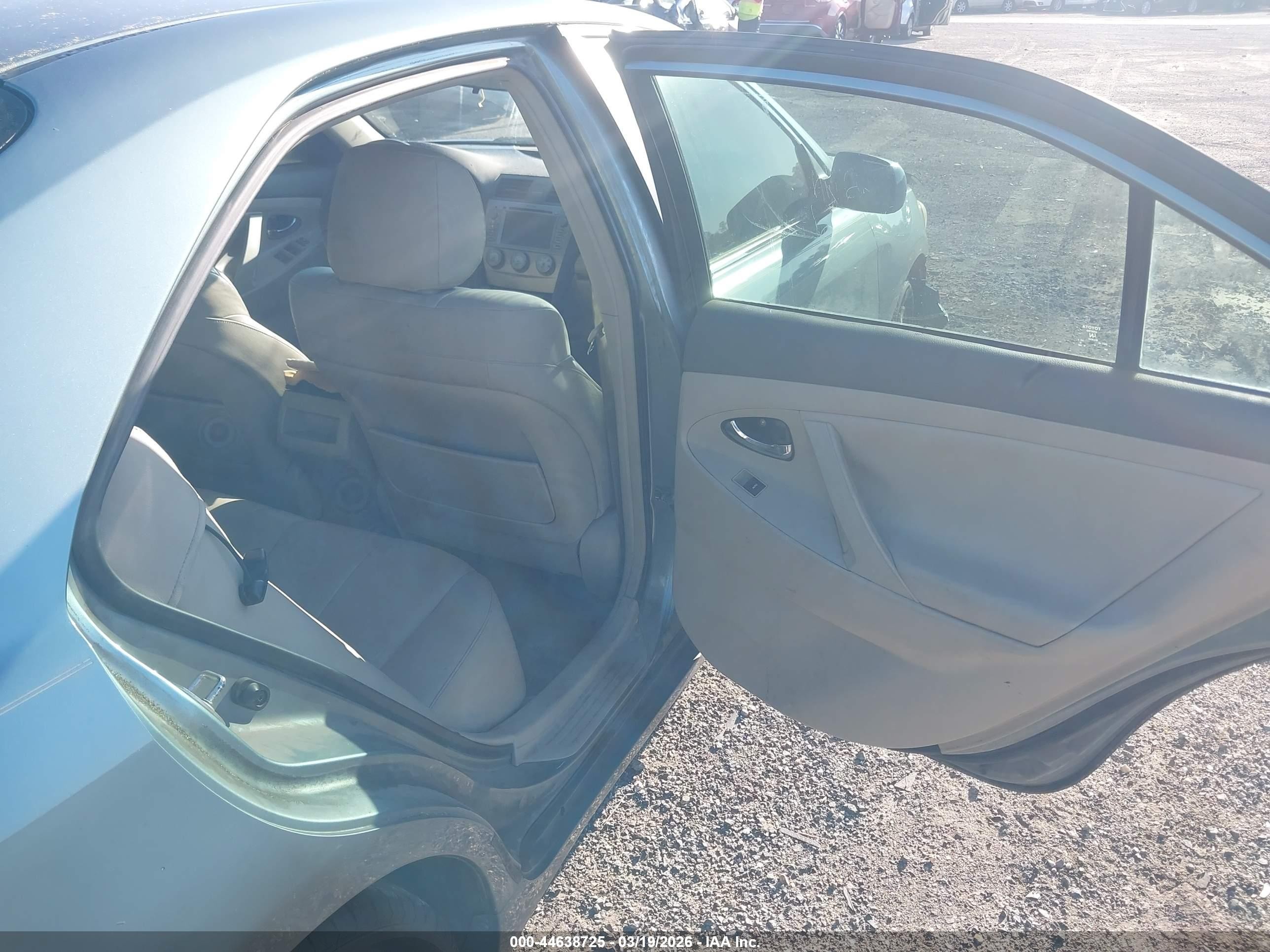 2011 Toyota Camry Le Green vin: 4T1BF3EK3BU638690