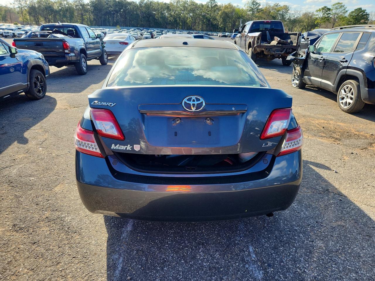 2011 Toyota Camry Le Gray vin: 4T1BF3EK3BU685556