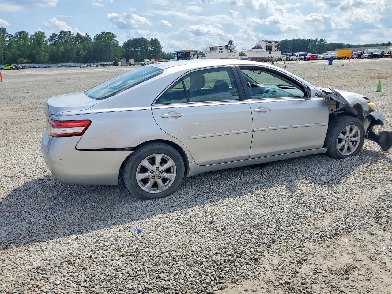 2011 Toyota Camry Le Silver vin: 4T1BF3EK3BU696945