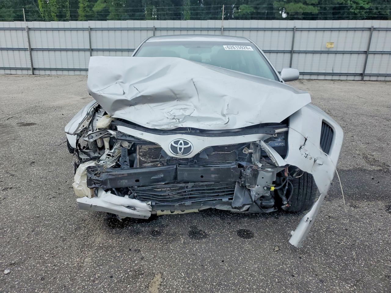 2011 Toyota Camry Le Gray vin: 4T1BF3EK3BU697190