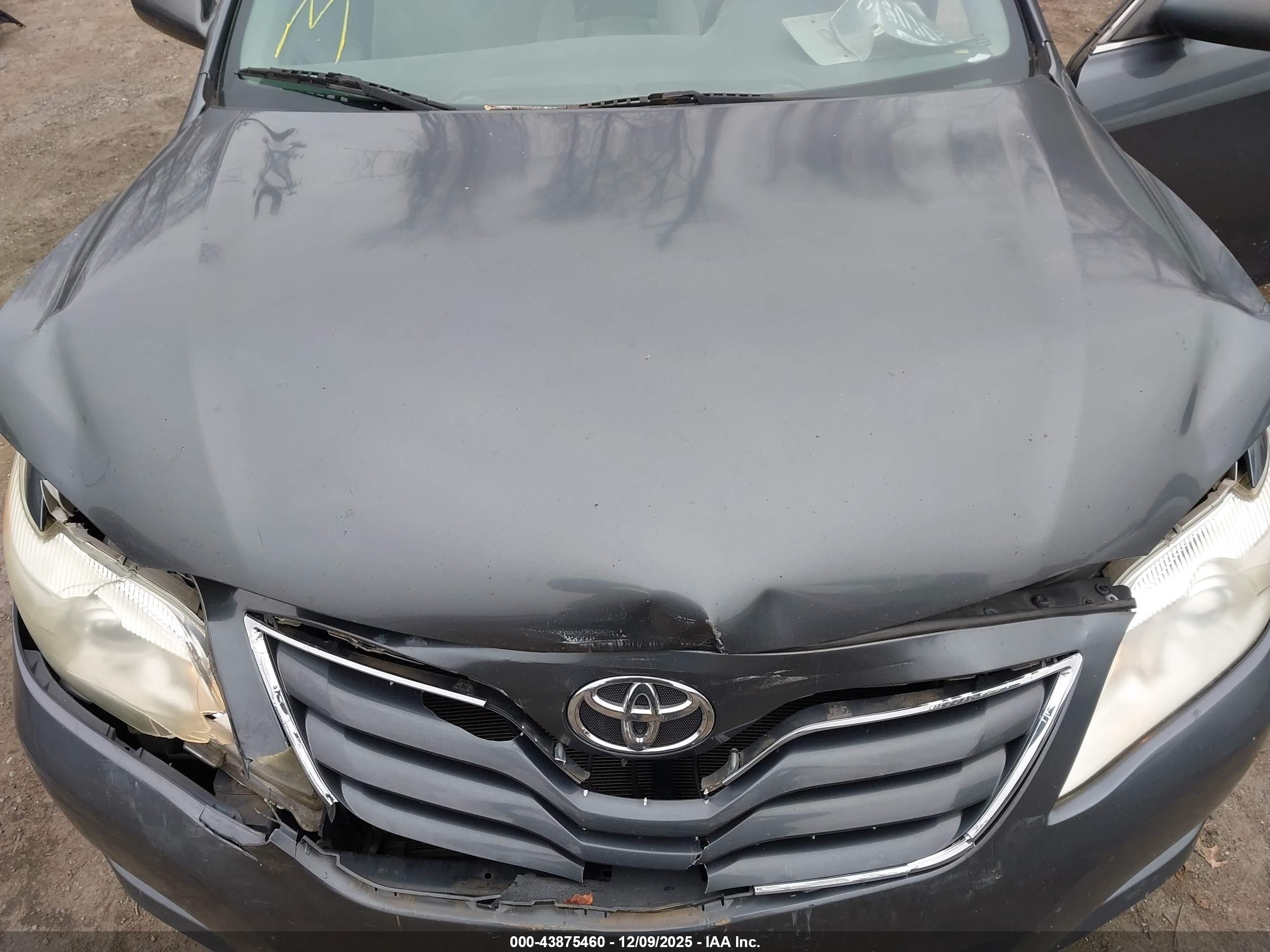 2011 Toyota Camry Le Gray vin: 4T1BF3EK3BU732407