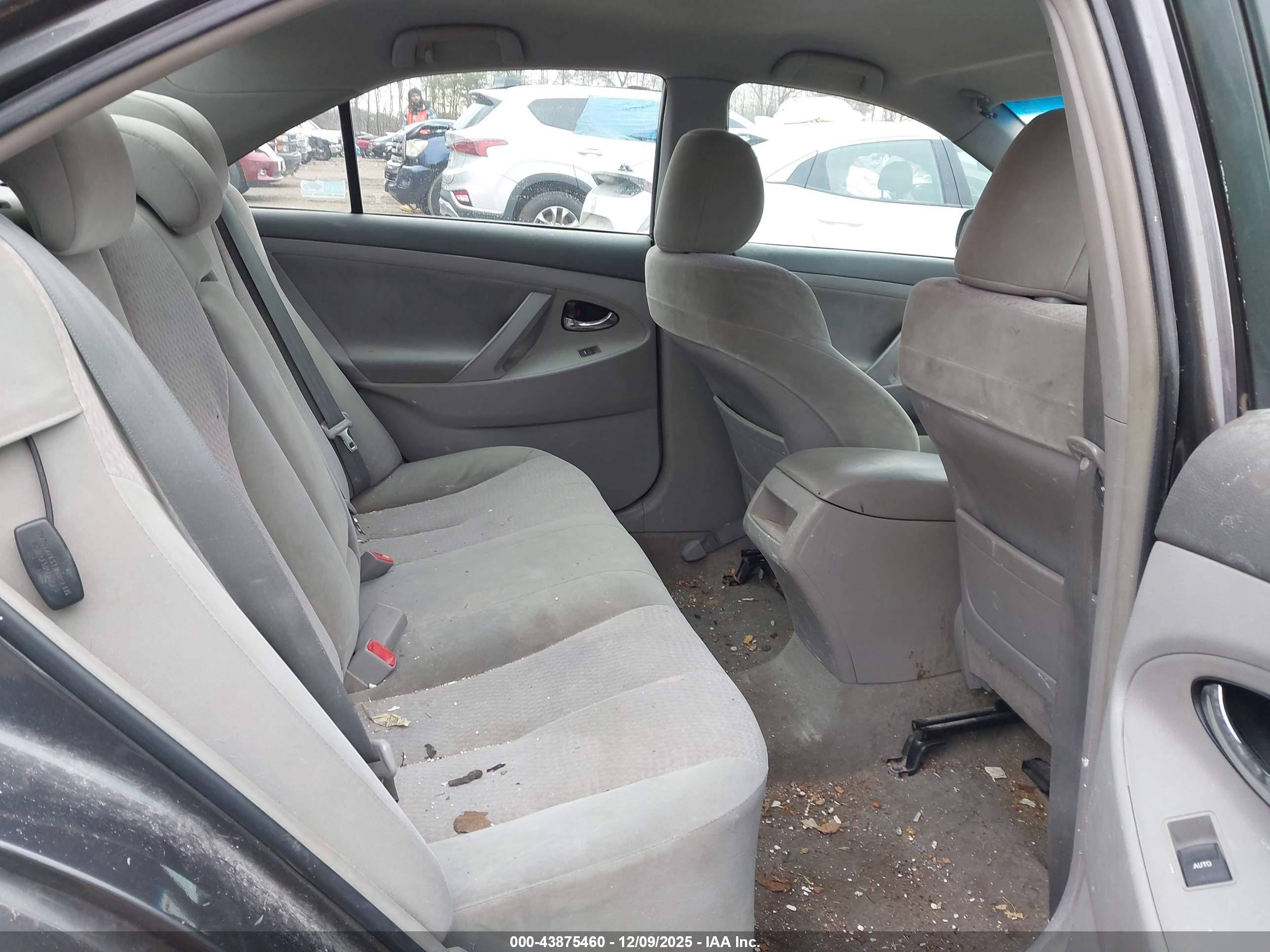 2011 Toyota Camry Le Gray vin: 4T1BF3EK3BU732407