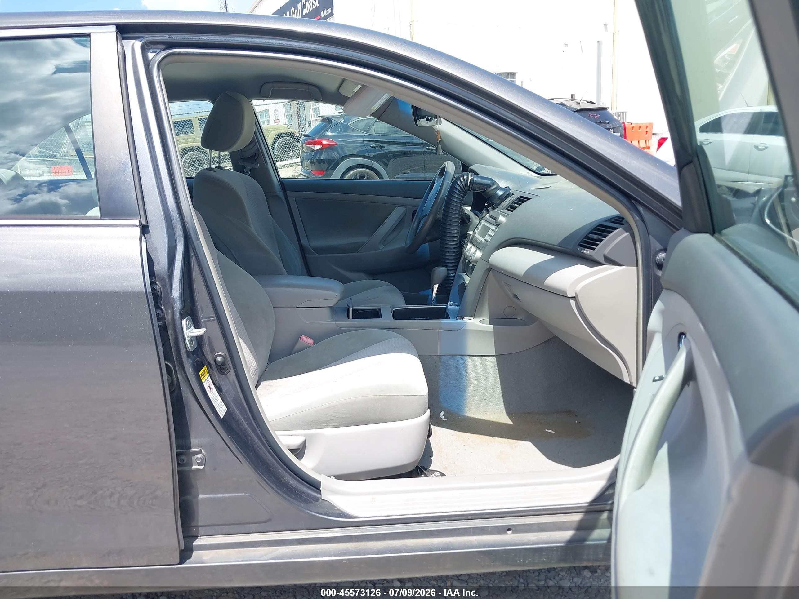 2011 Toyota Camry Le Gray vin: 4T1BF3EK3BU756223
