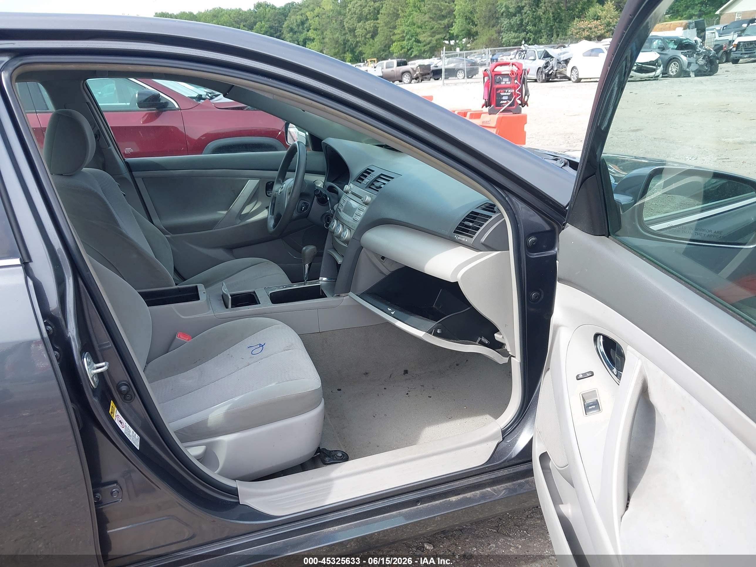 2011 Toyota Camry Le Gray vin: 4T1BF3EK3BU756951