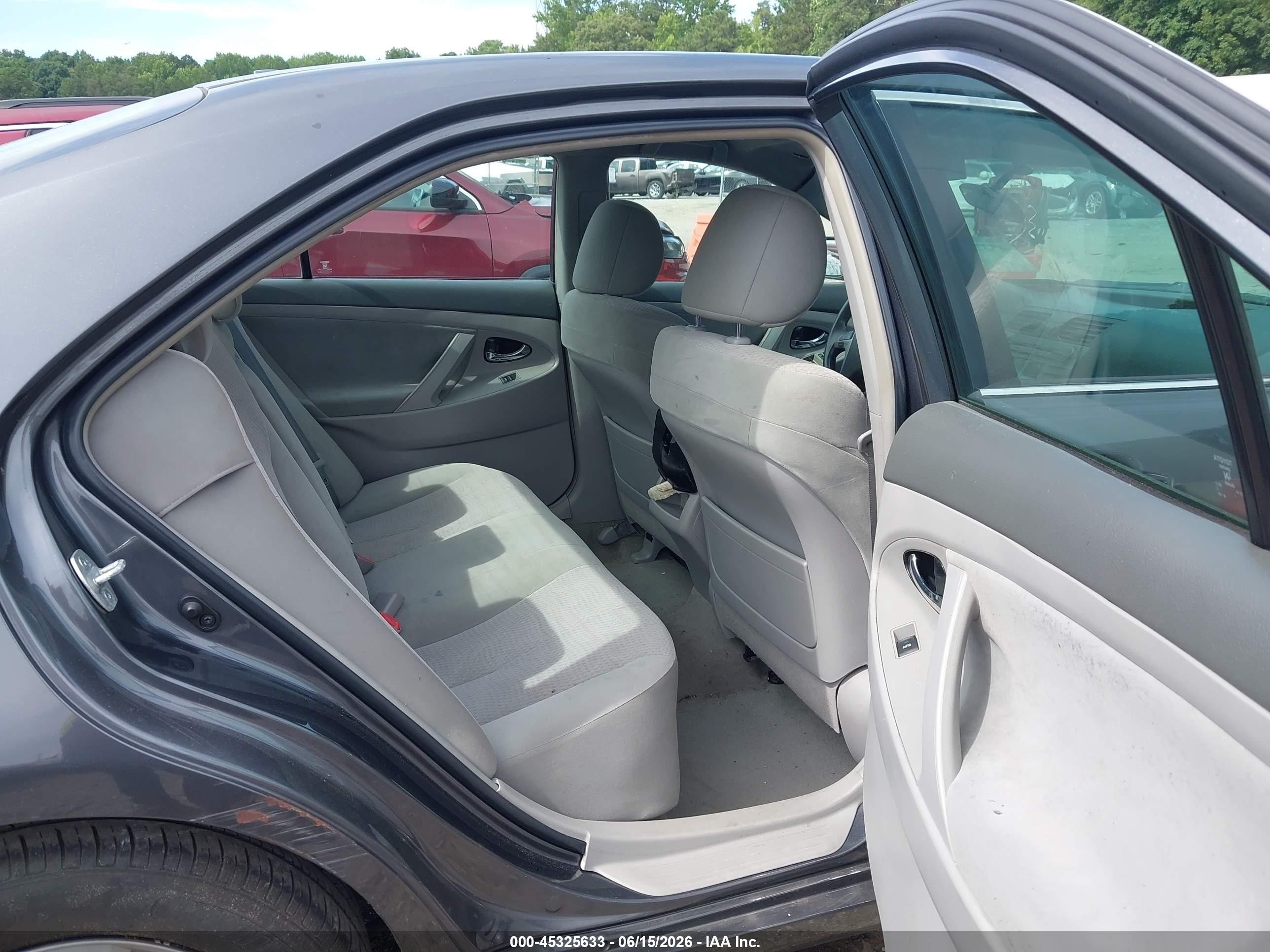 2011 Toyota Camry Le Gray vin: 4T1BF3EK3BU756951