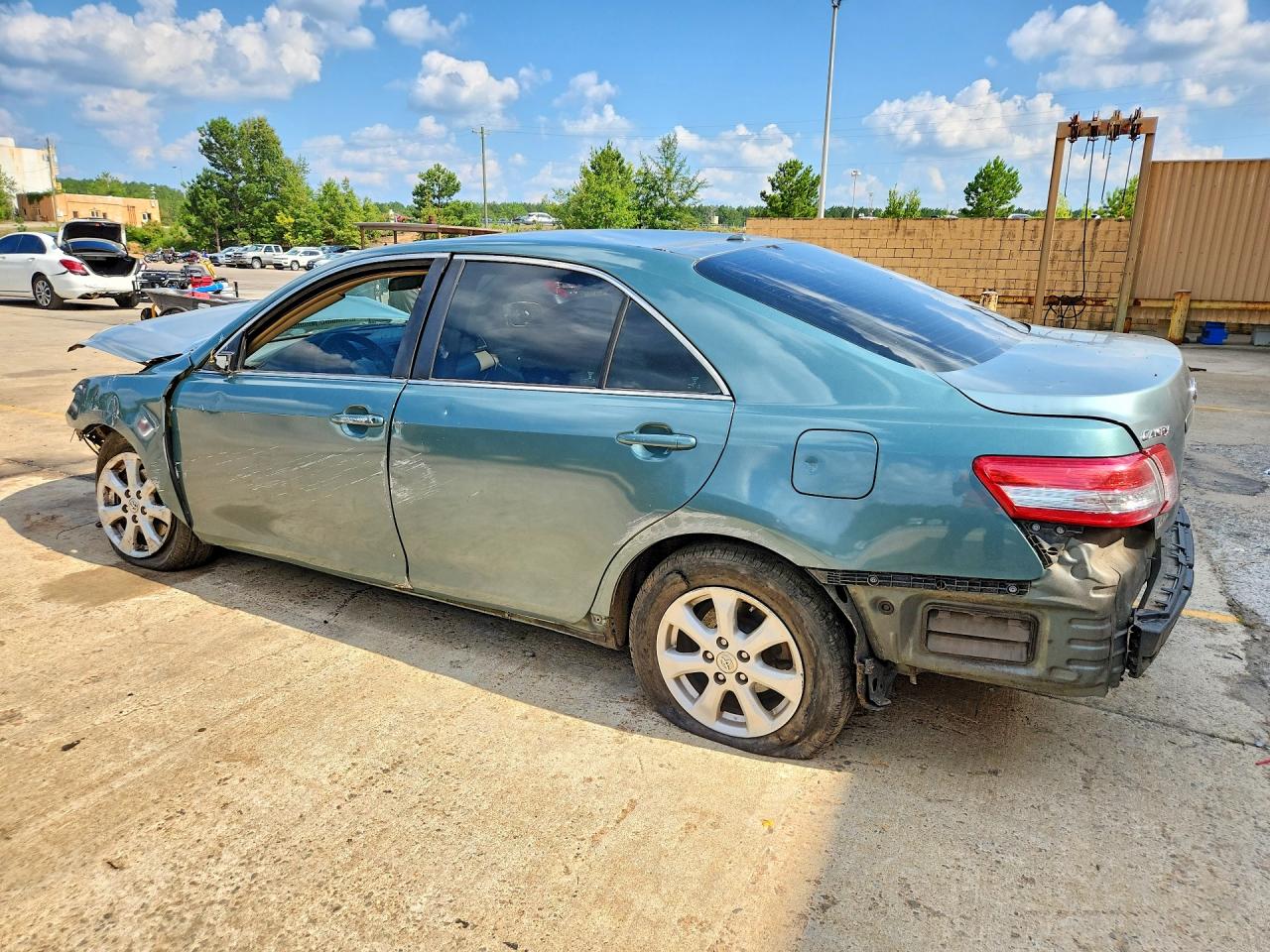 2011 Toyota Camry Le Green vin: 4T1BF3EK3BU761048