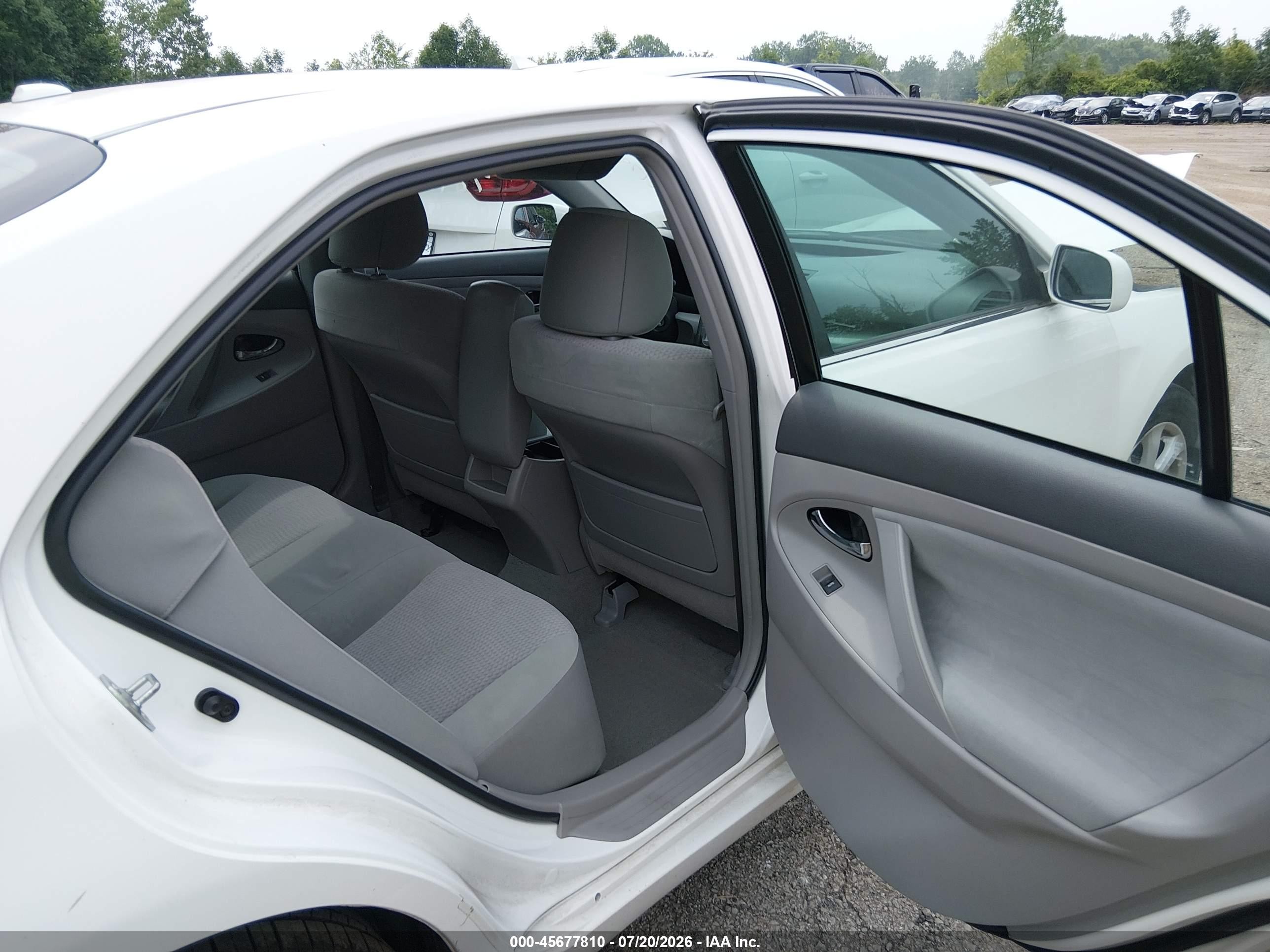 2011 Toyota Camry Le White vin: 4T1BF3EK3BU765519