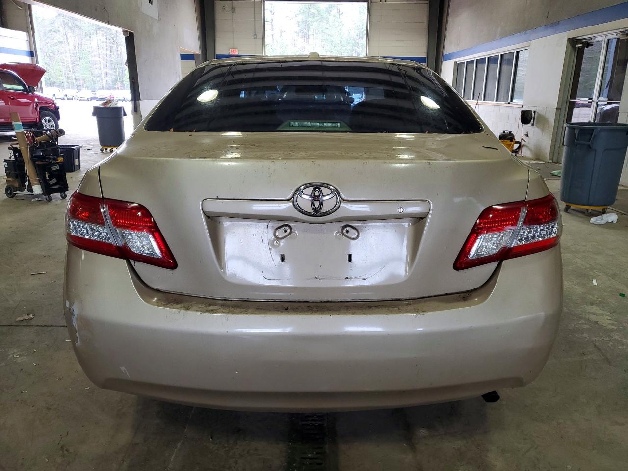 2011 Toyota Camry Le Gold vin: 4T1BF3EK3BU766508