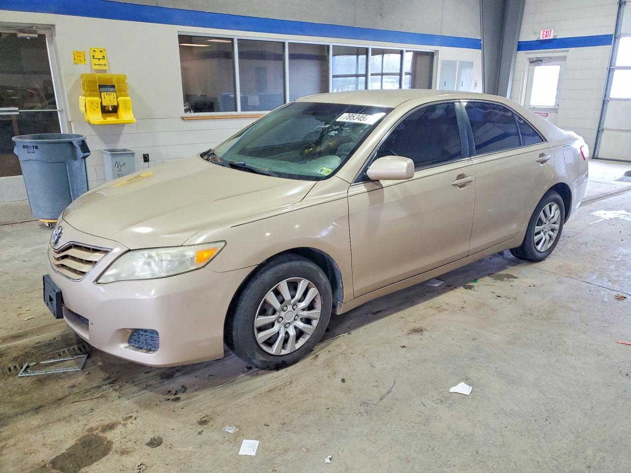 2011 Toyota Camry Le Gold vin: 4T1BF3EK3BU766508