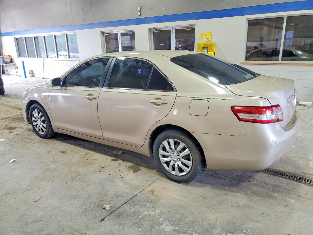 2011 Toyota Camry Le Gold vin: 4T1BF3EK3BU766508