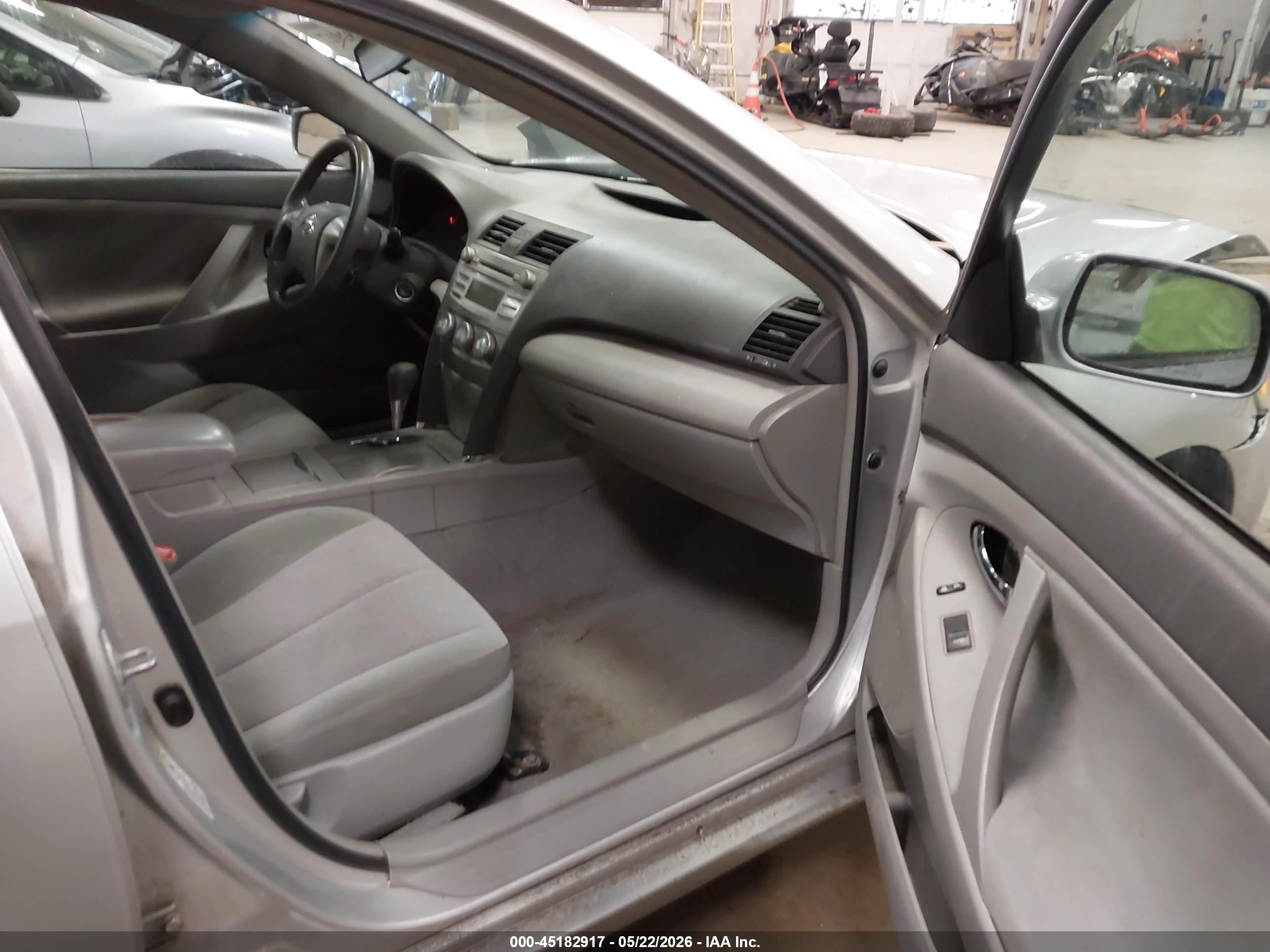 2011 Toyota Camry Le Silver vin: 4T1BF3EK3BU771711