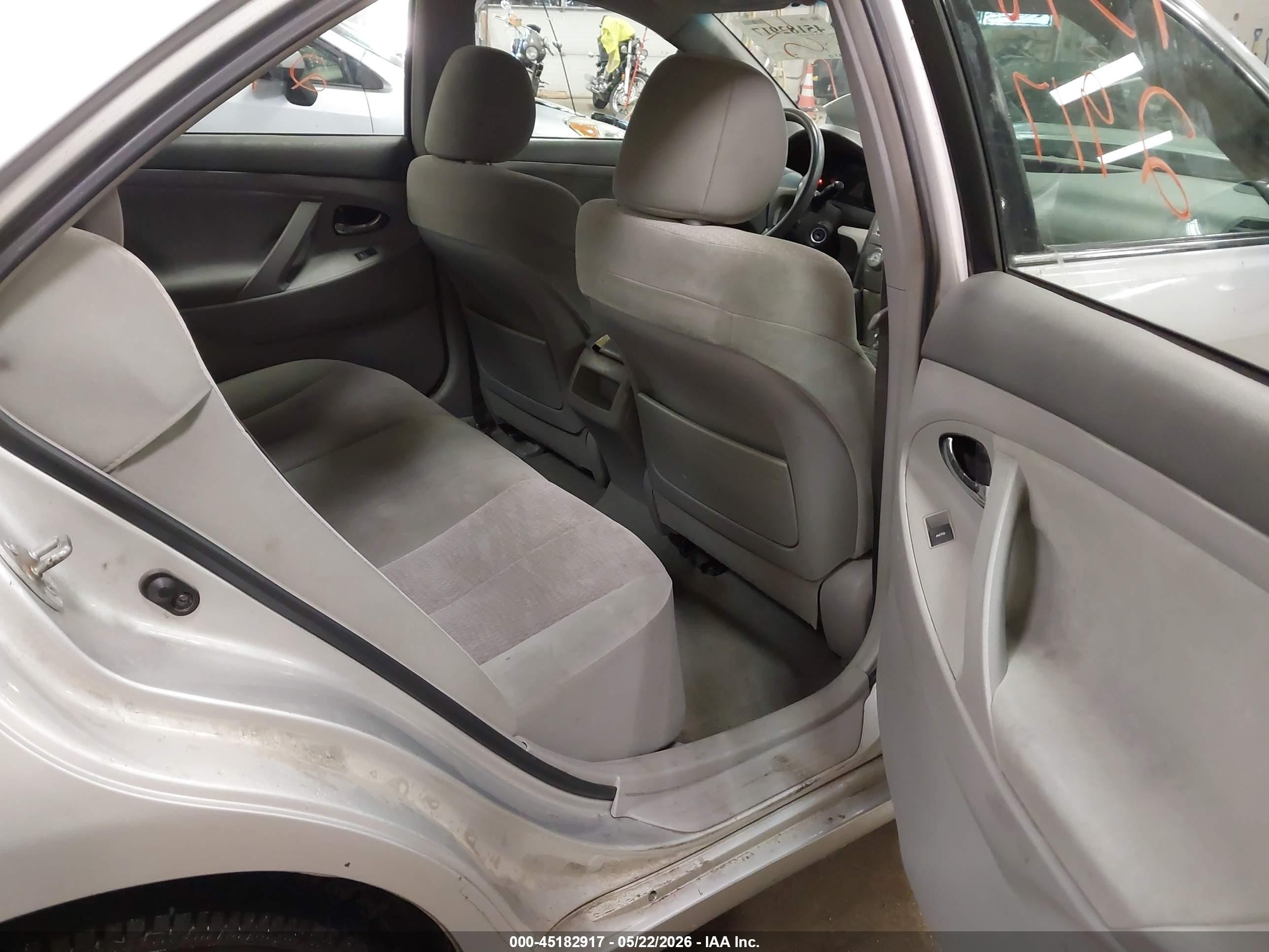 2011 Toyota Camry Le Silver vin: 4T1BF3EK3BU771711