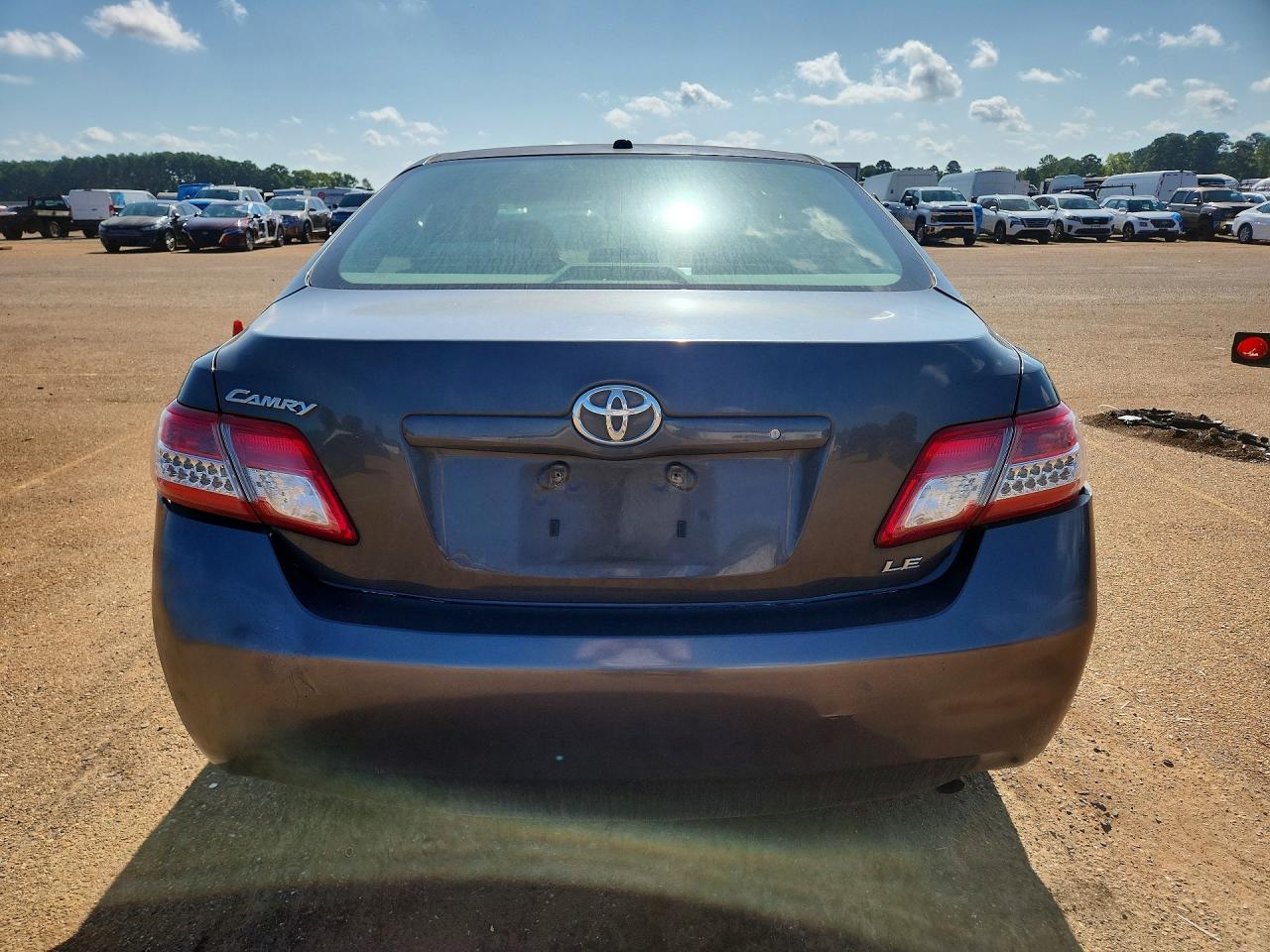 2011 Toyota Camry Le Gray vin: 4T1BF3EK3BU772308