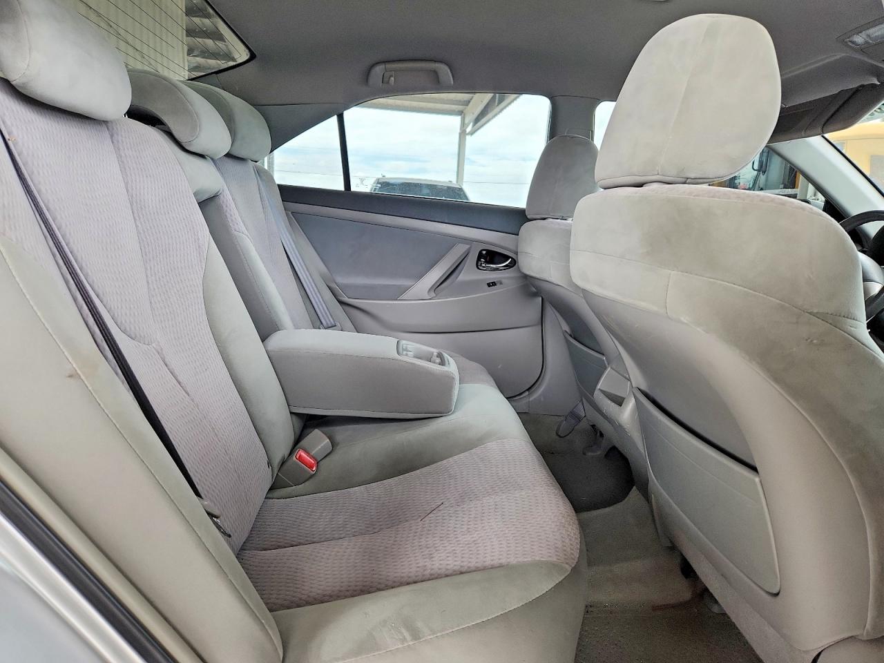 2010 Toyota Camry Le Silver vin: 4T1BF3EK4AU016291