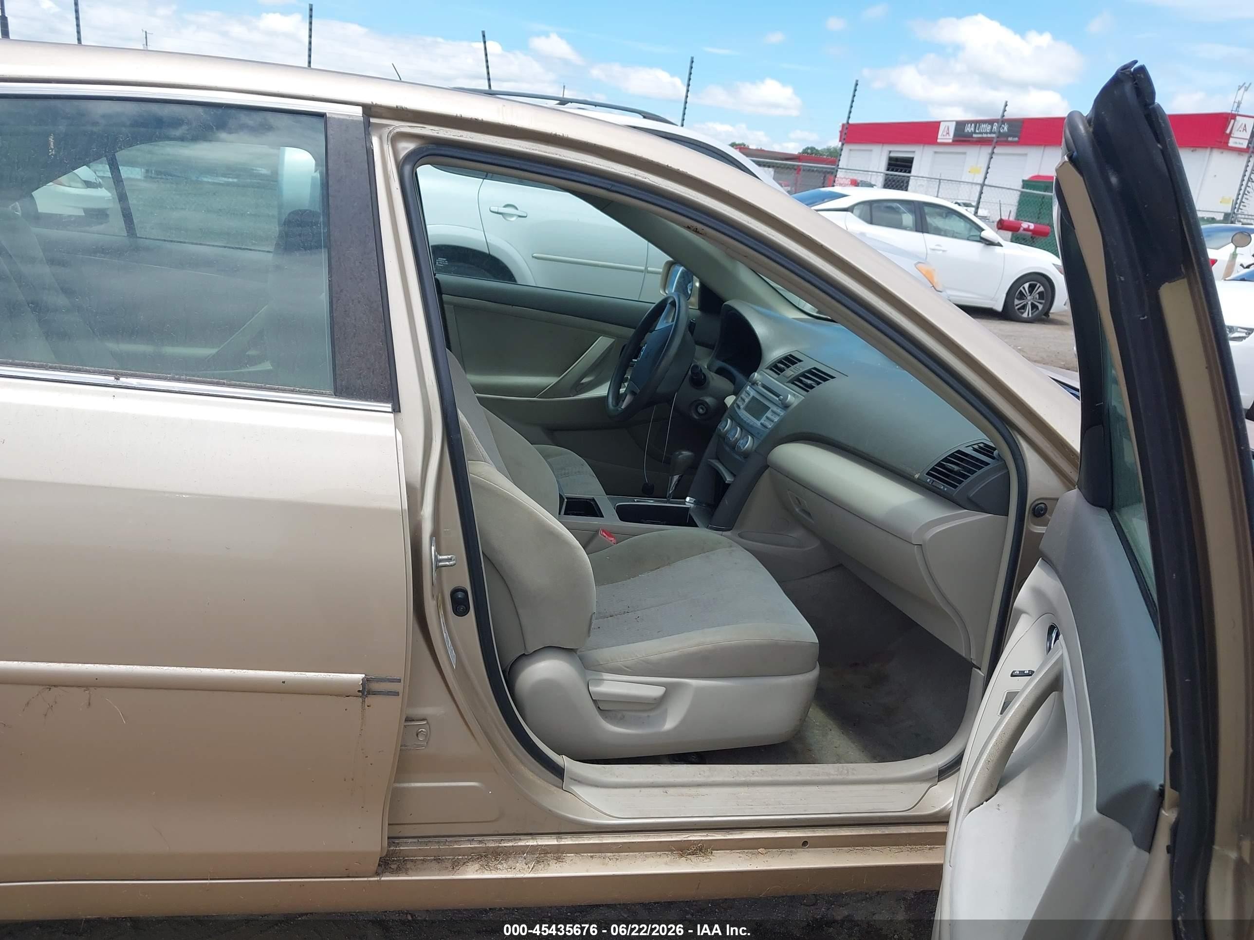 2010 Toyota Camry Le Gold vin: 4T1BF3EK4AU019501