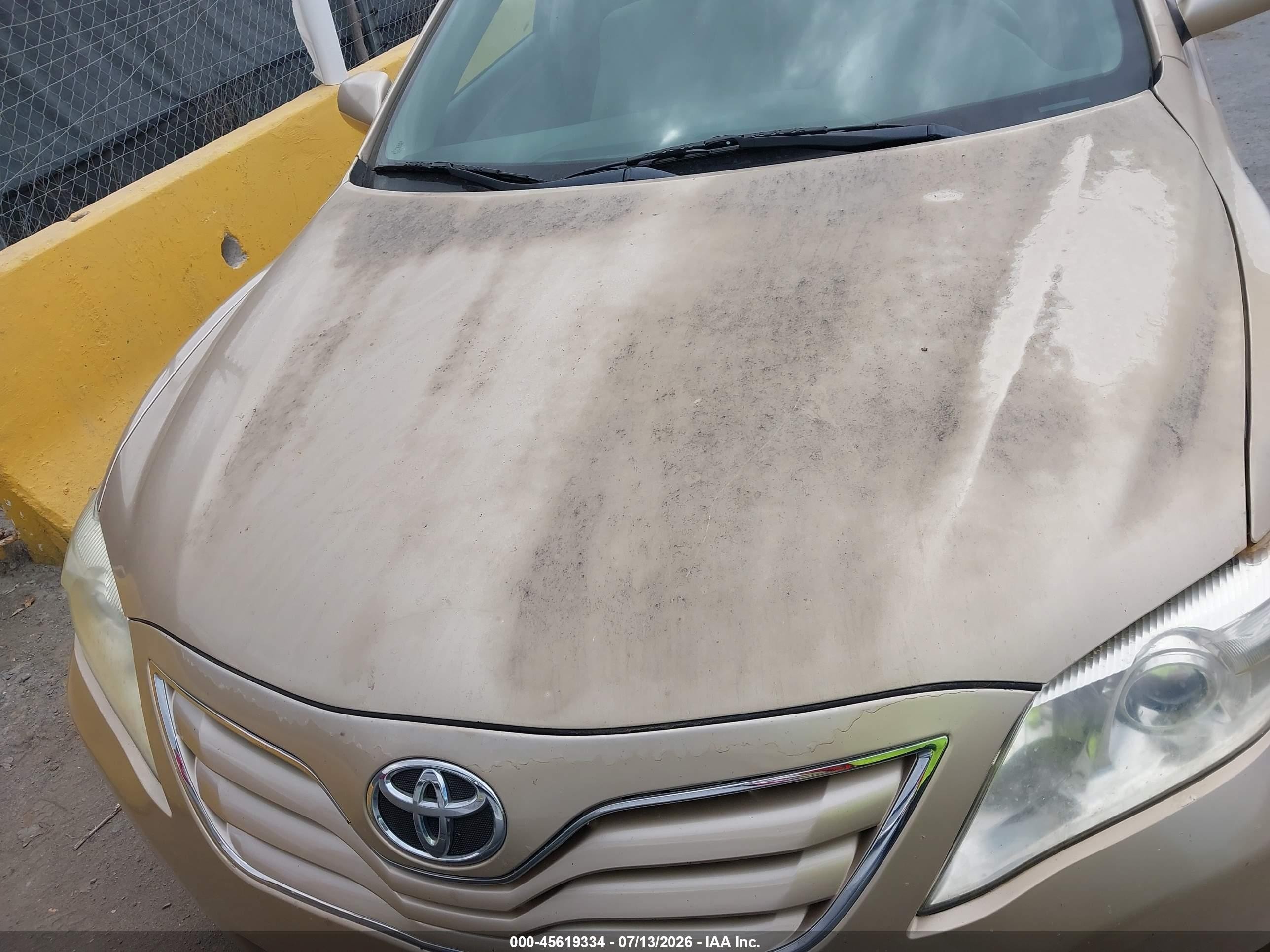 2011 Toyota Camry Le Gold vin: 4T1BF3EK4BU117607