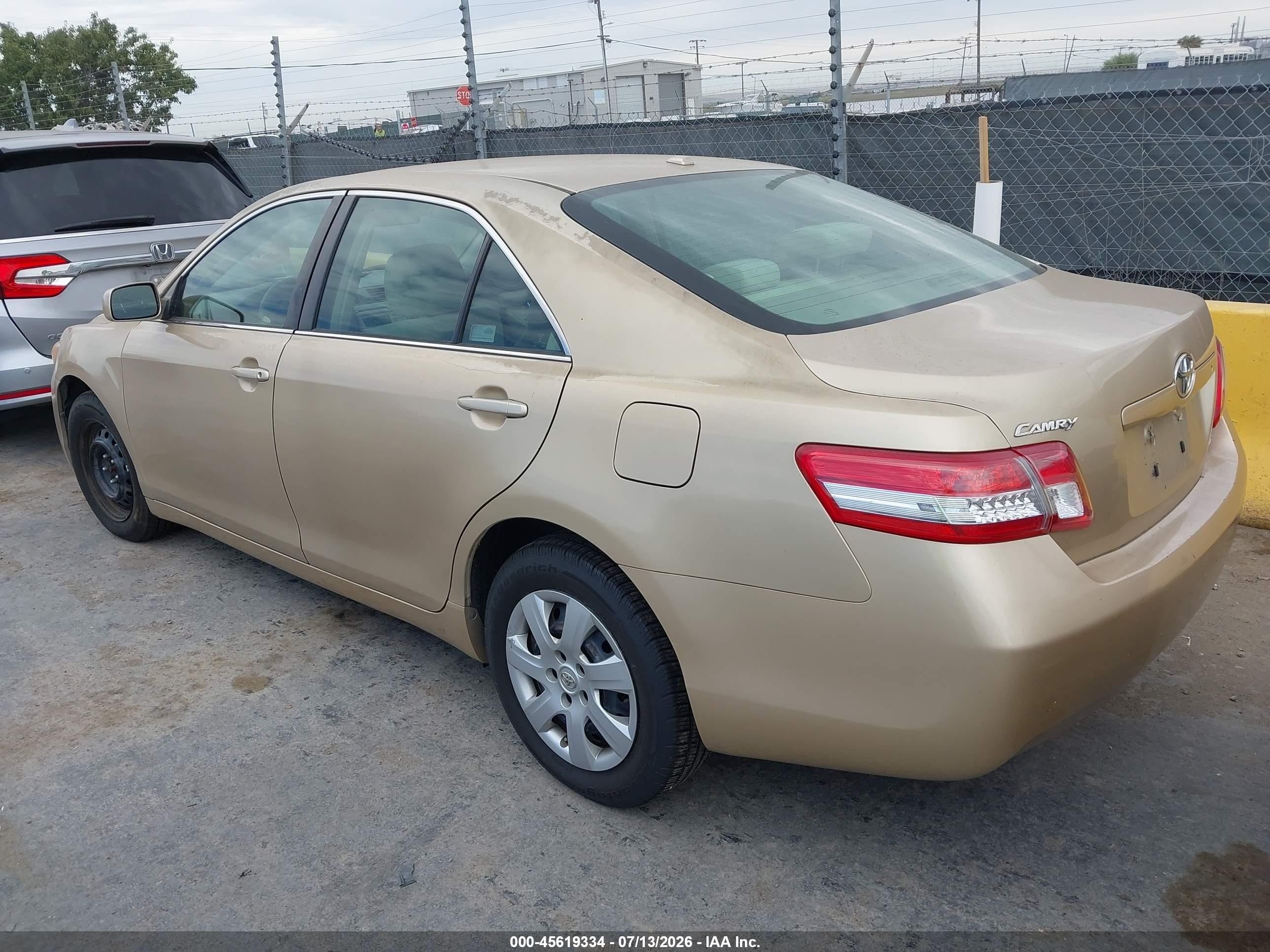 2011 Toyota Camry Le Gold vin: 4T1BF3EK4BU117607
